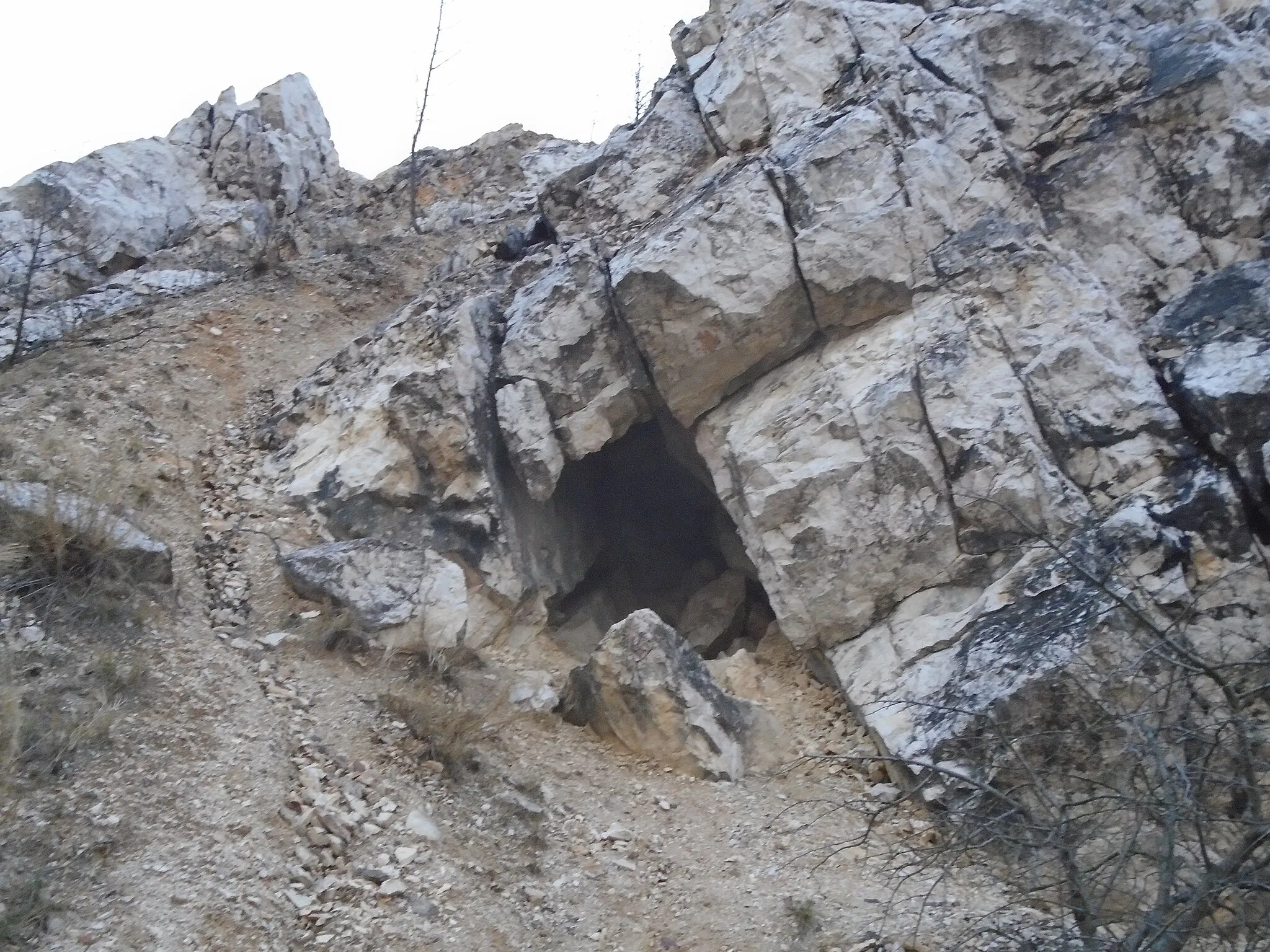 Photo showing: Entrance of Jászfalui Omladékos Cave in Pilisjászfalu, Hungary.