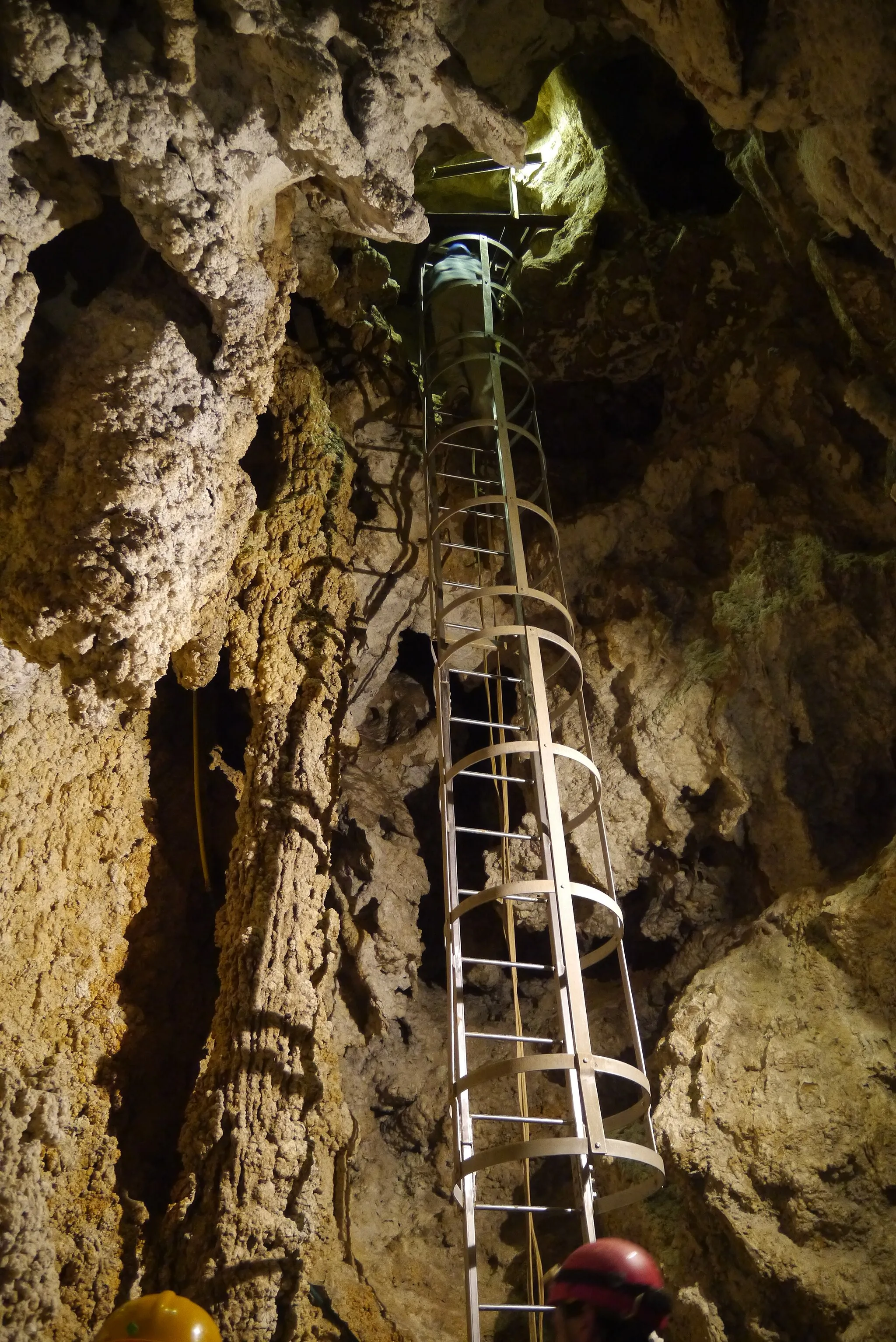 Photo showing: Sátorkőpuszta cave. The cave contains ladders, steps and chains to help the tourists.