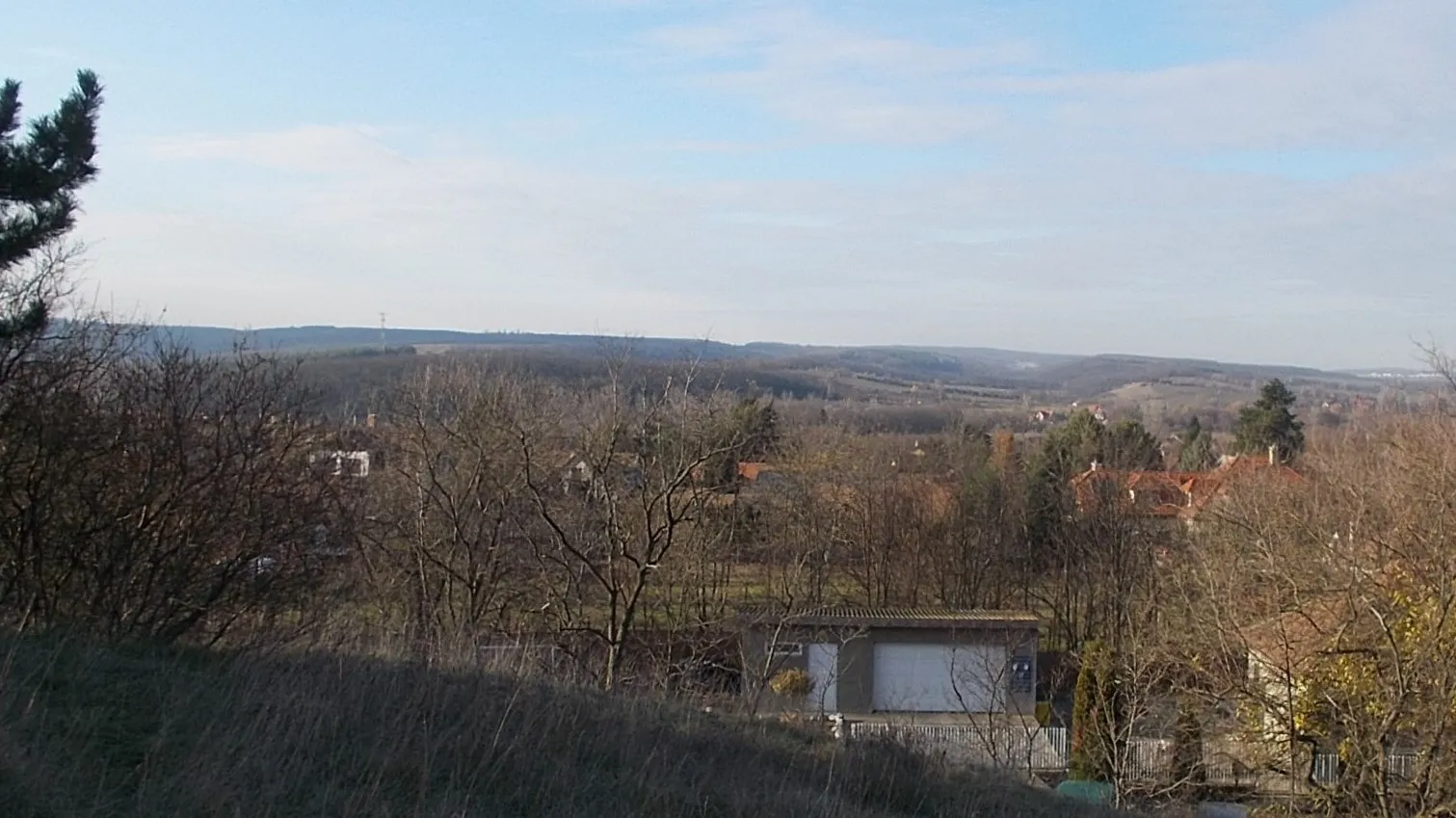 Photo showing: : View to Pap hill area from Szobor hill walkway. - close to Damjanich and Jászberényi utca, Isaszeg, Pest County, Hungary.