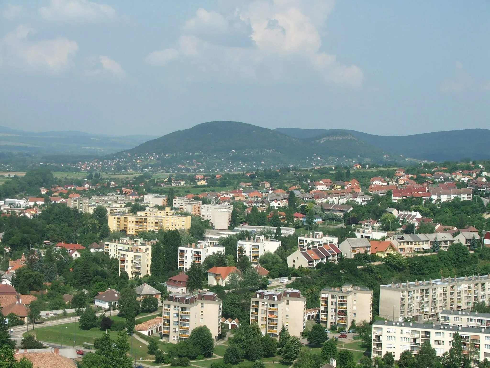 Photo showing: The modern "Bánom" part of Esztergom, with the Szamárhegy hill in the background.