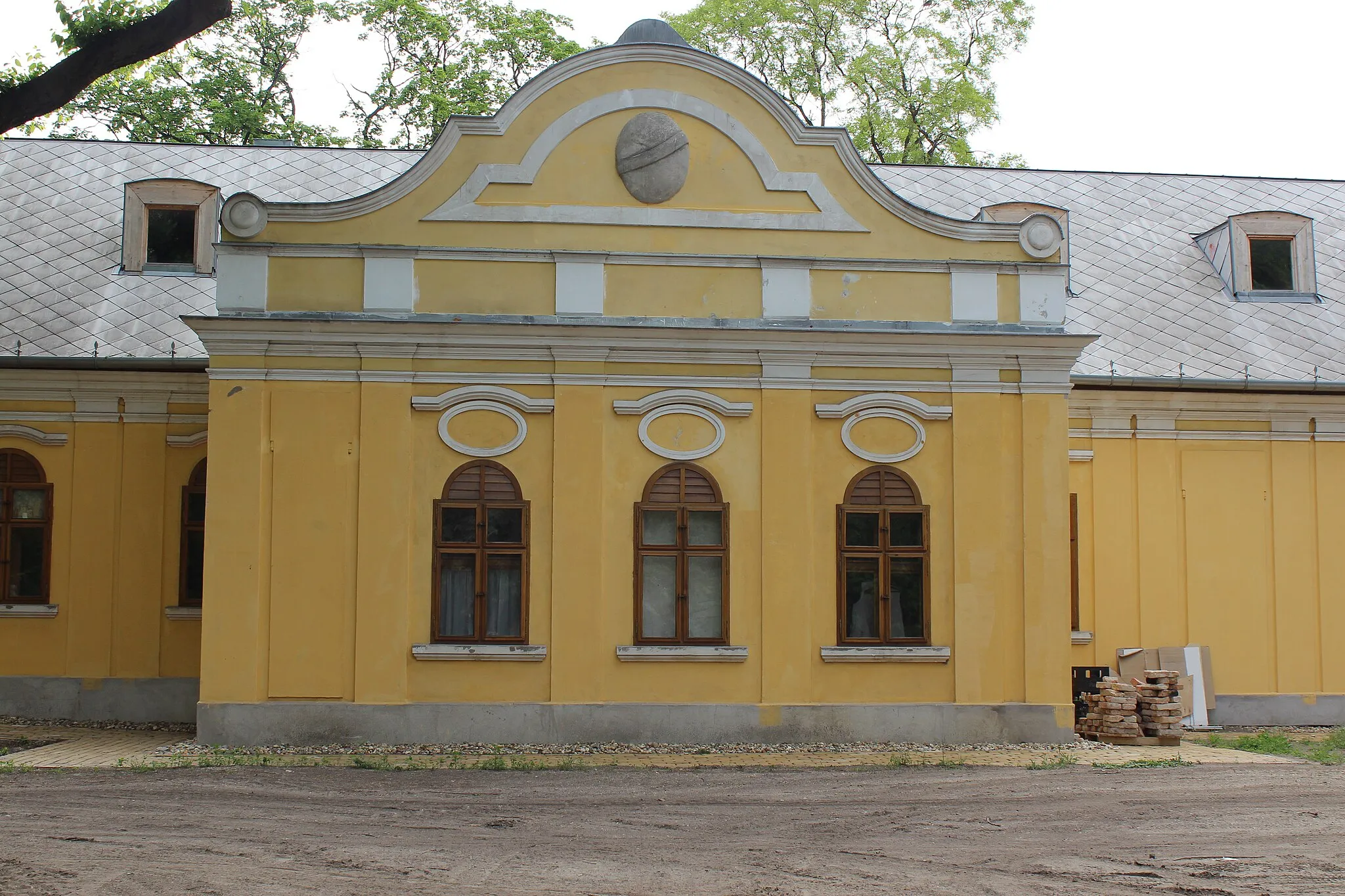 Photo showing: Podmaniczky–Vigyázó mansion, Budapest, Rákoskeresztúr
under reconstruction