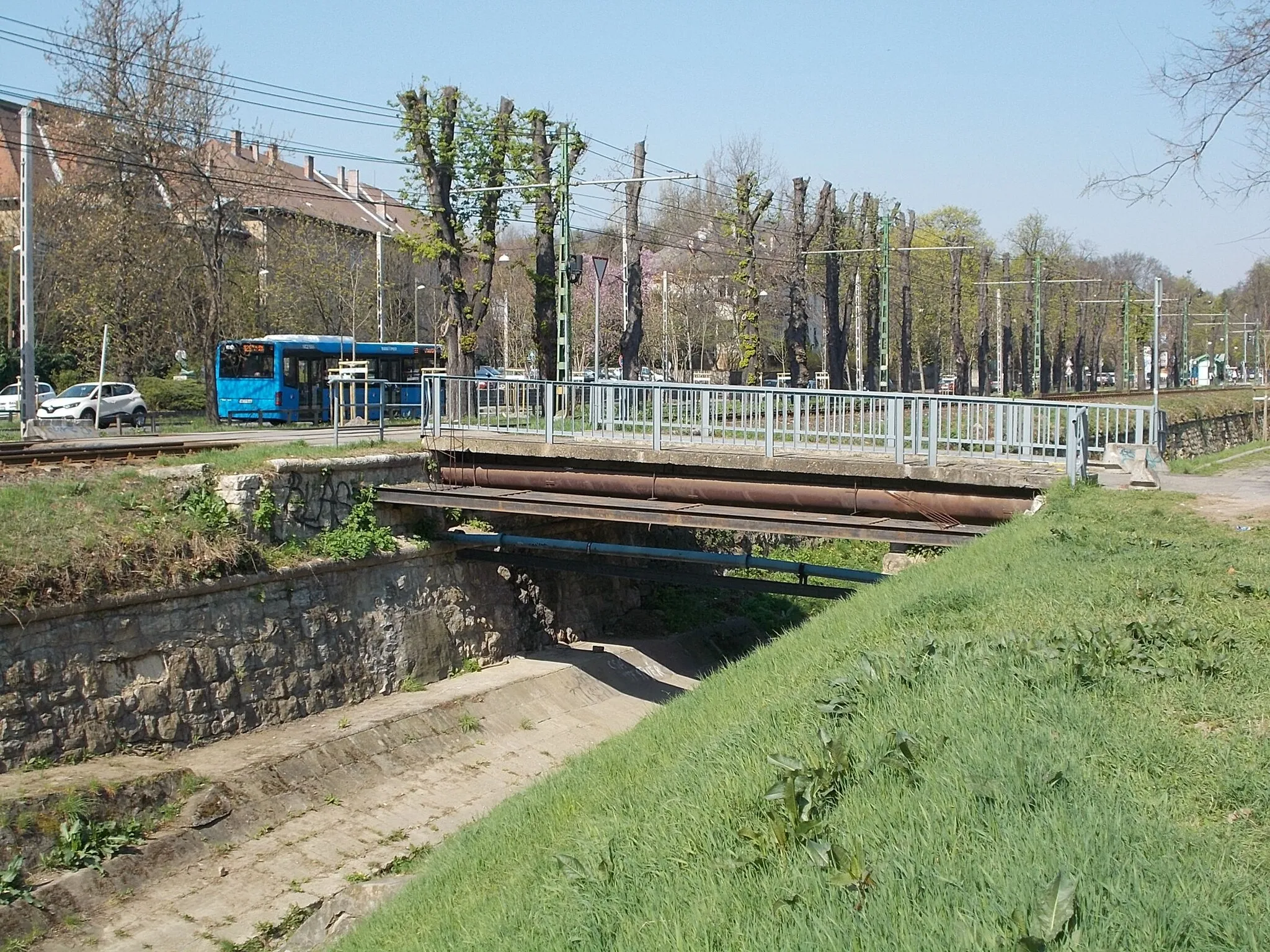 Photo showing: : Riadó Street Bridge over Ördög-árok, Hűvösvölgyi út, Pasarét and Szépilona neighbourhoods, Budapest District II.