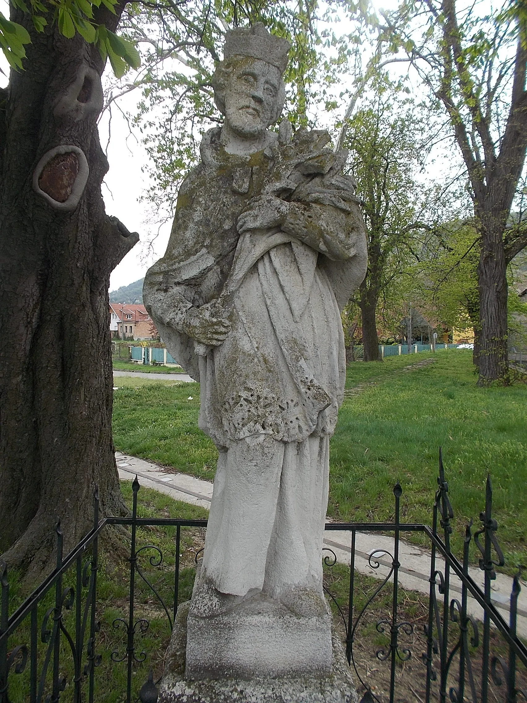 Photo showing: : Statue of John of Nepomuk (1897) with wrought iron fence.  Located on  stone flood protection (dam). - Béla király promenade, Nagymaros, Pest County, Hungary.