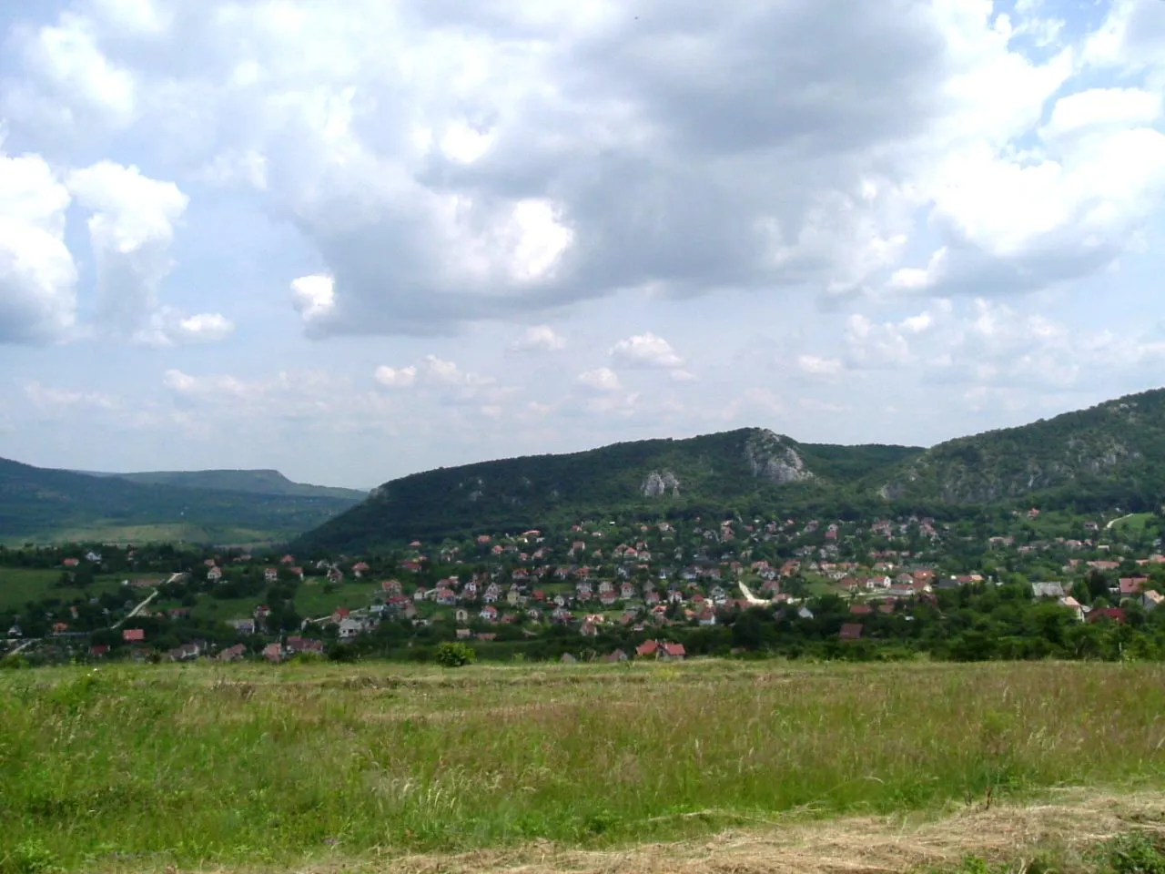 Photo showing: Csobánka (Pest megye), háttérben az Oszoly-csúccsal