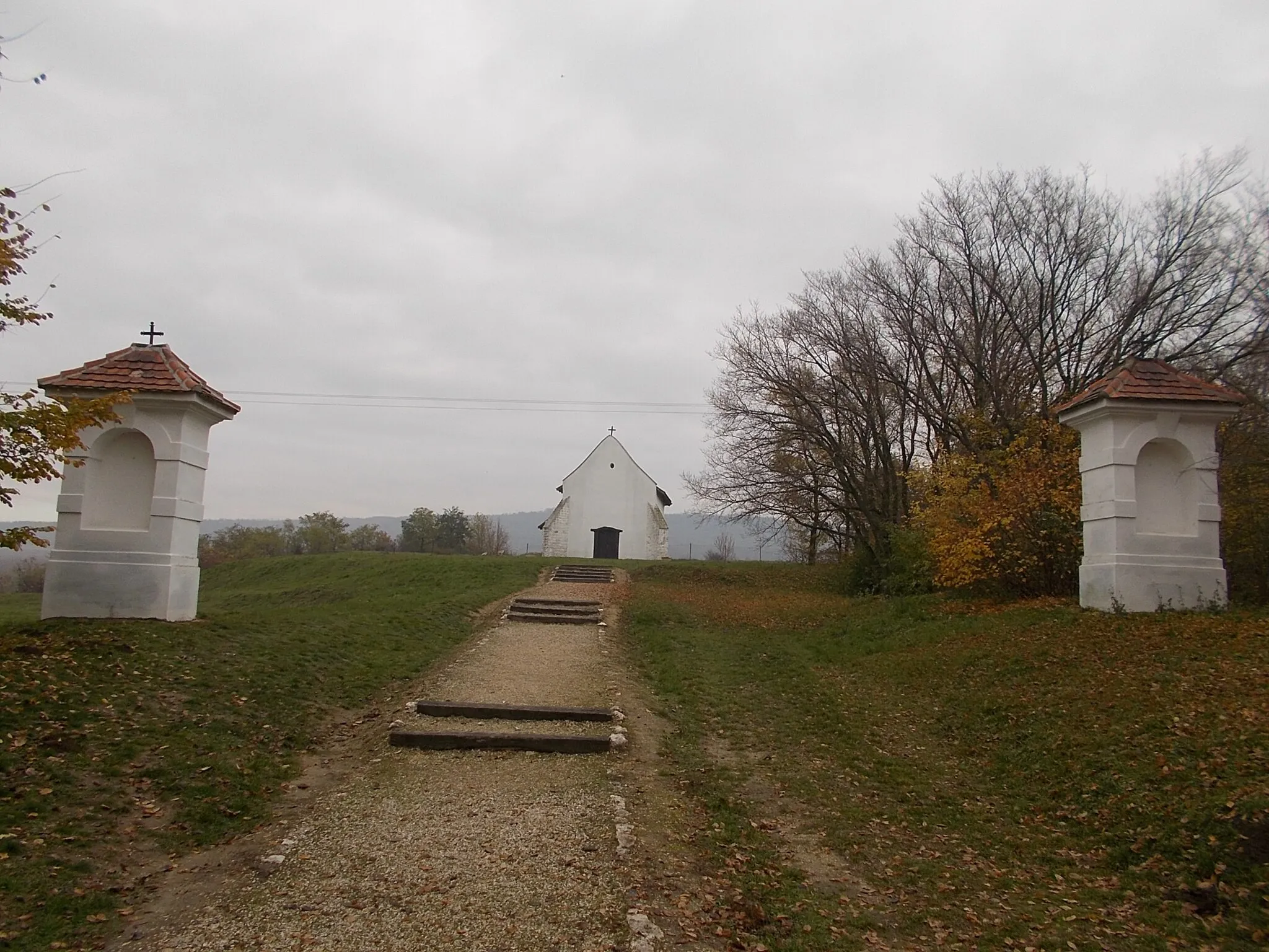 Photo showing: Római katolikus temetőkápolna. Árpád-kori eredetű, gótikus, 14. sz. Falában 12. sz.-i dombormű. Műemlék azonosító:6917. - Pest megye, Budajenő, Petőfi u.

This is a photo of a monument in Hungary. Identifier: 6917