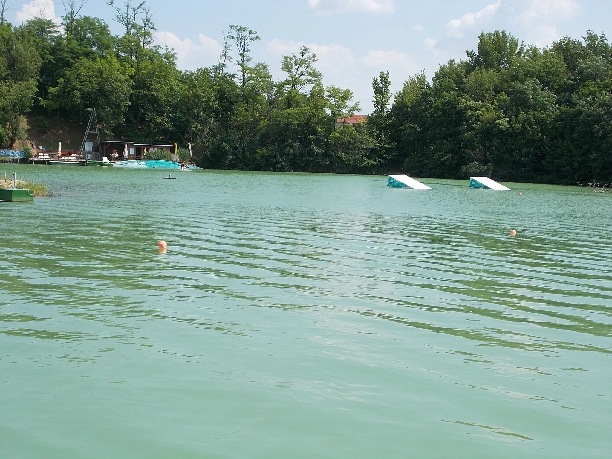 Photo showing: : Tófürdő is an outdoor bathing place. Aurel Gyömrőy was built a steam mill and brick factory on the site of today's Tófürdő in 1893.  In the 1920s, the rising water has changed to the bath place the once famous brick factory - , Gyömrő, Pest County, Hungary.