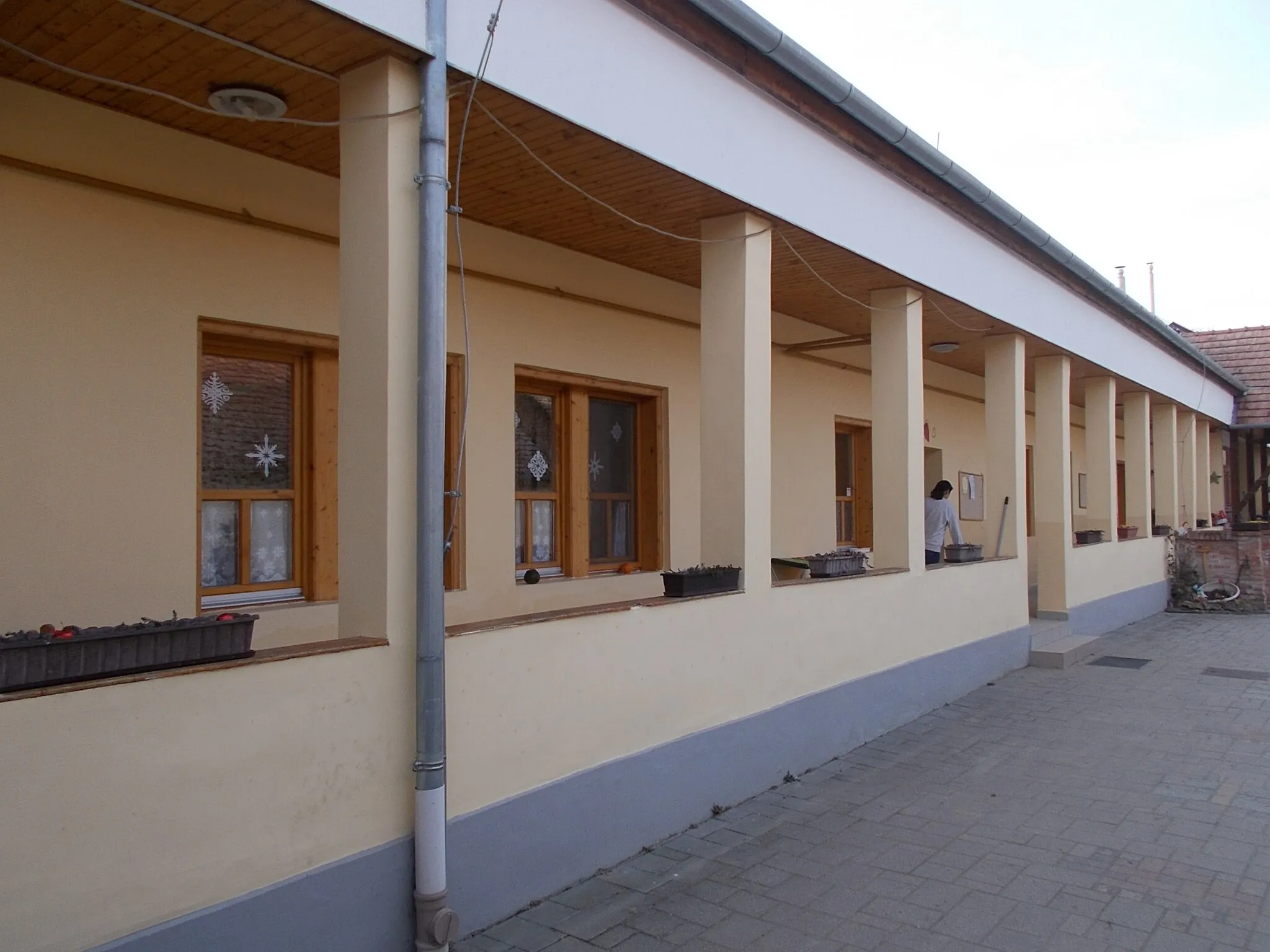 Photo showing: Official name in 2023 "Tahitótfalu Kindergartens, Nursery and Kitchen" (also known as Tahitótfalu Kindergarten No. 1; AND the wall painting of the fence says Epreskert (Strawberry Garden) Nursery) - 12 Petőfi Sándor Street, Tahitótfalu, Pest County, Hungary