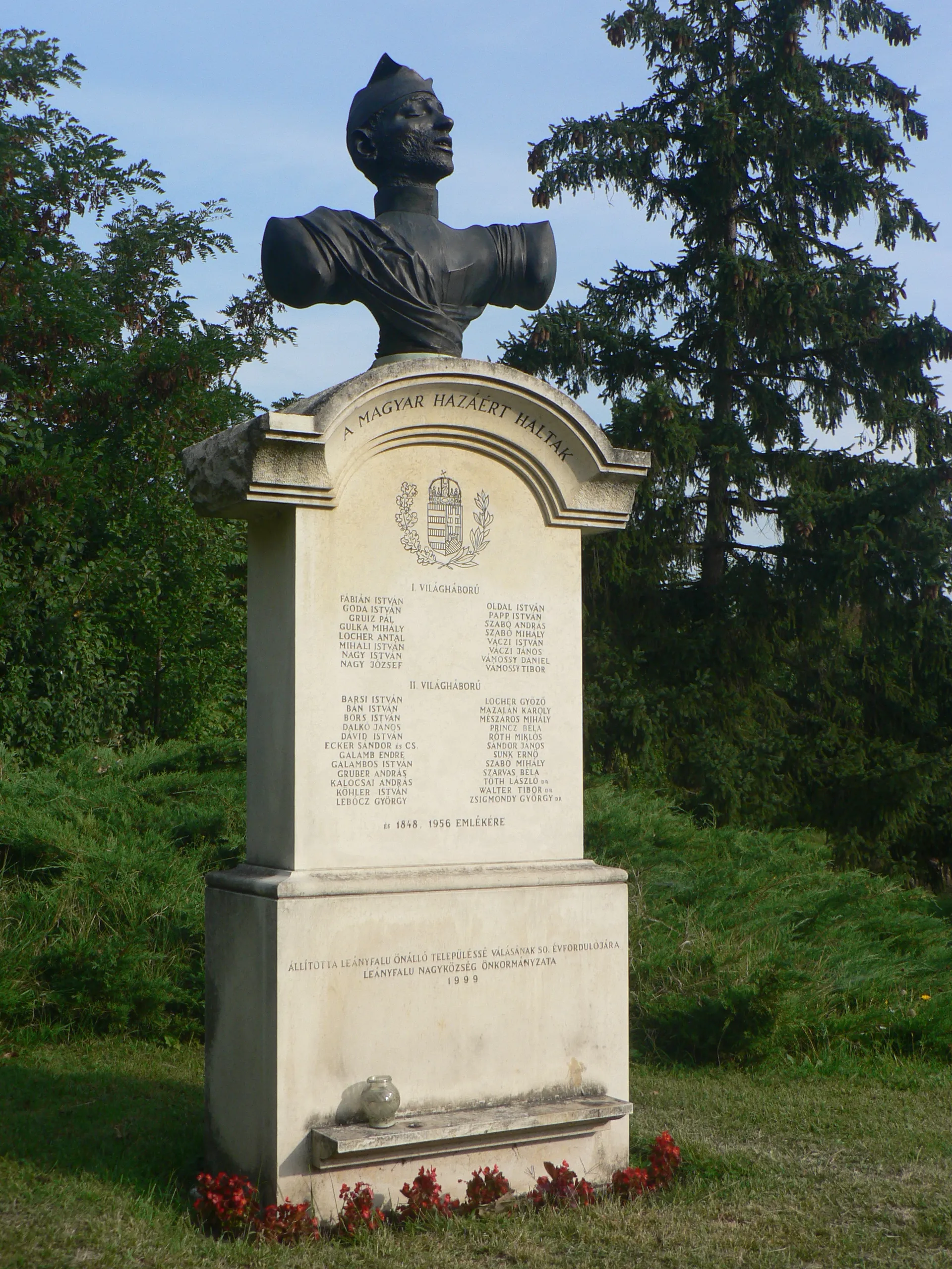 Photo showing: Leányfalu. Hősi halottak emlékműve