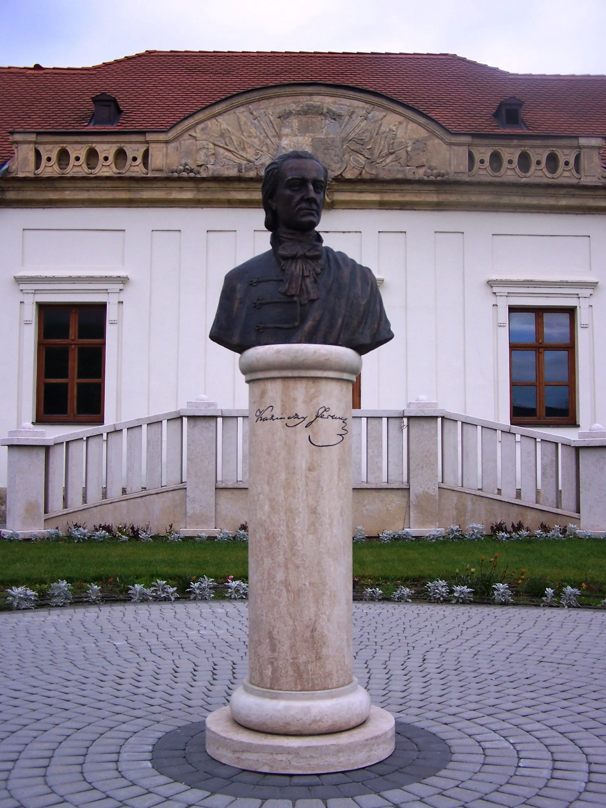 Photo showing: Statue of Kazinczy Ferenc in front of Beleznay Mansion, Bugyi