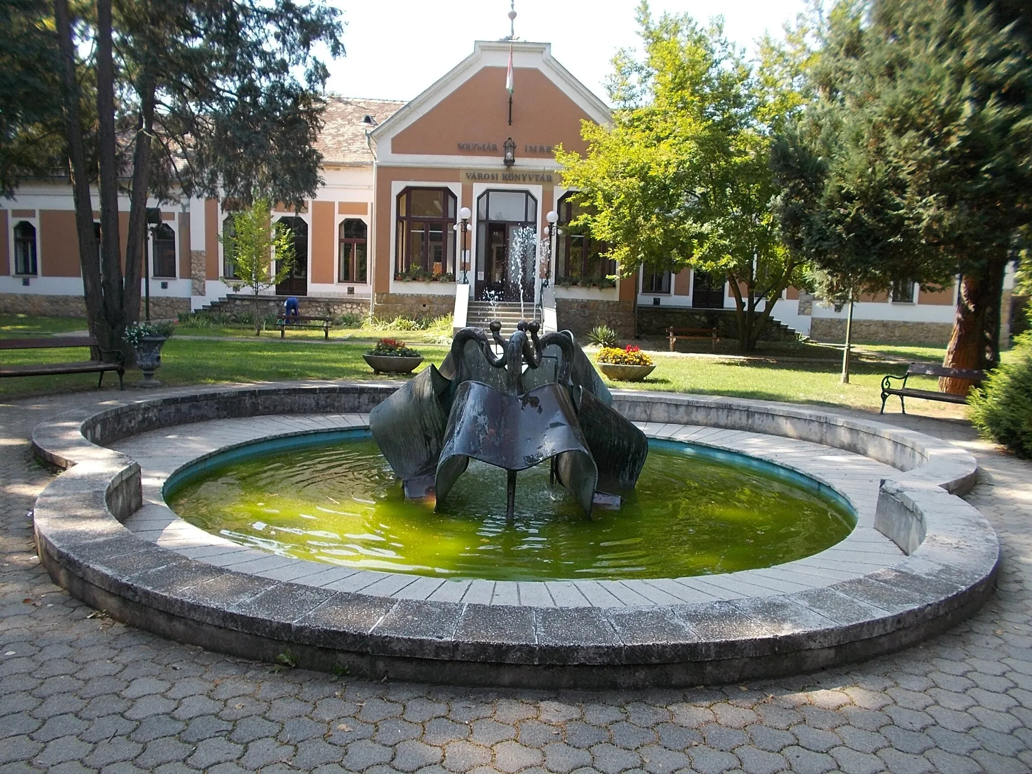 Photo showing: : 'Flamingos' Fountain in Percel Park (1982, fountain sculpture, ornament well, Modern, birds, Copper, stone, townscape significance). -  Percel Mór Street, Bonyhád, Tolna County, Hungary.