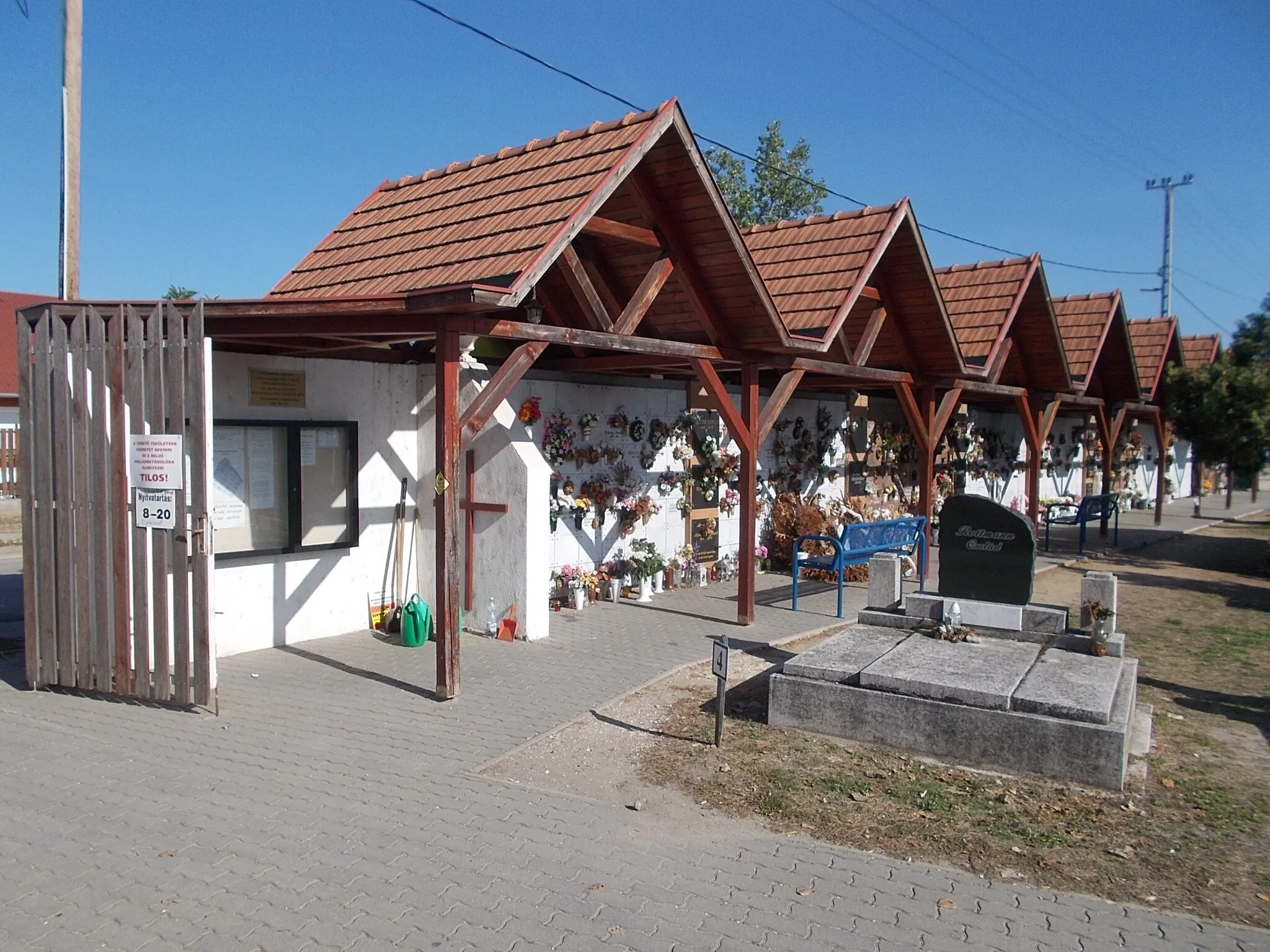 Photo showing: : City Cemetery, urns at cemetery wall  - Harasztiszőlők neighborhood, Dunaharaszti, Pest County, Hungary.