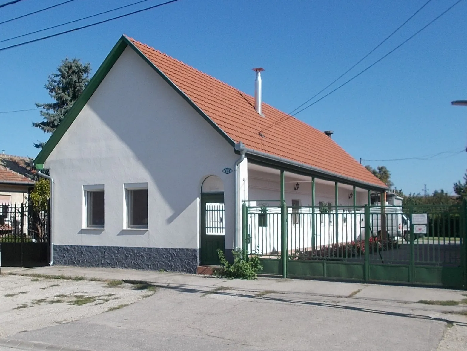 Photo showing: : House with long porched house - 20 Zöldfa utca, Alsóváros neighborhood, Dunaharaszti, Pest County, Hungary.