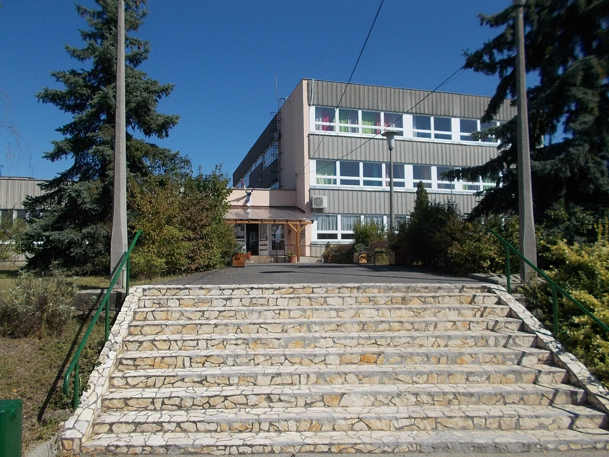 Photo showing: Kőrösi Csoma Sándor Elementary School - 52 Eötvös utca, Felsőváros, Dunaharaszti, Pest County, Hungary.