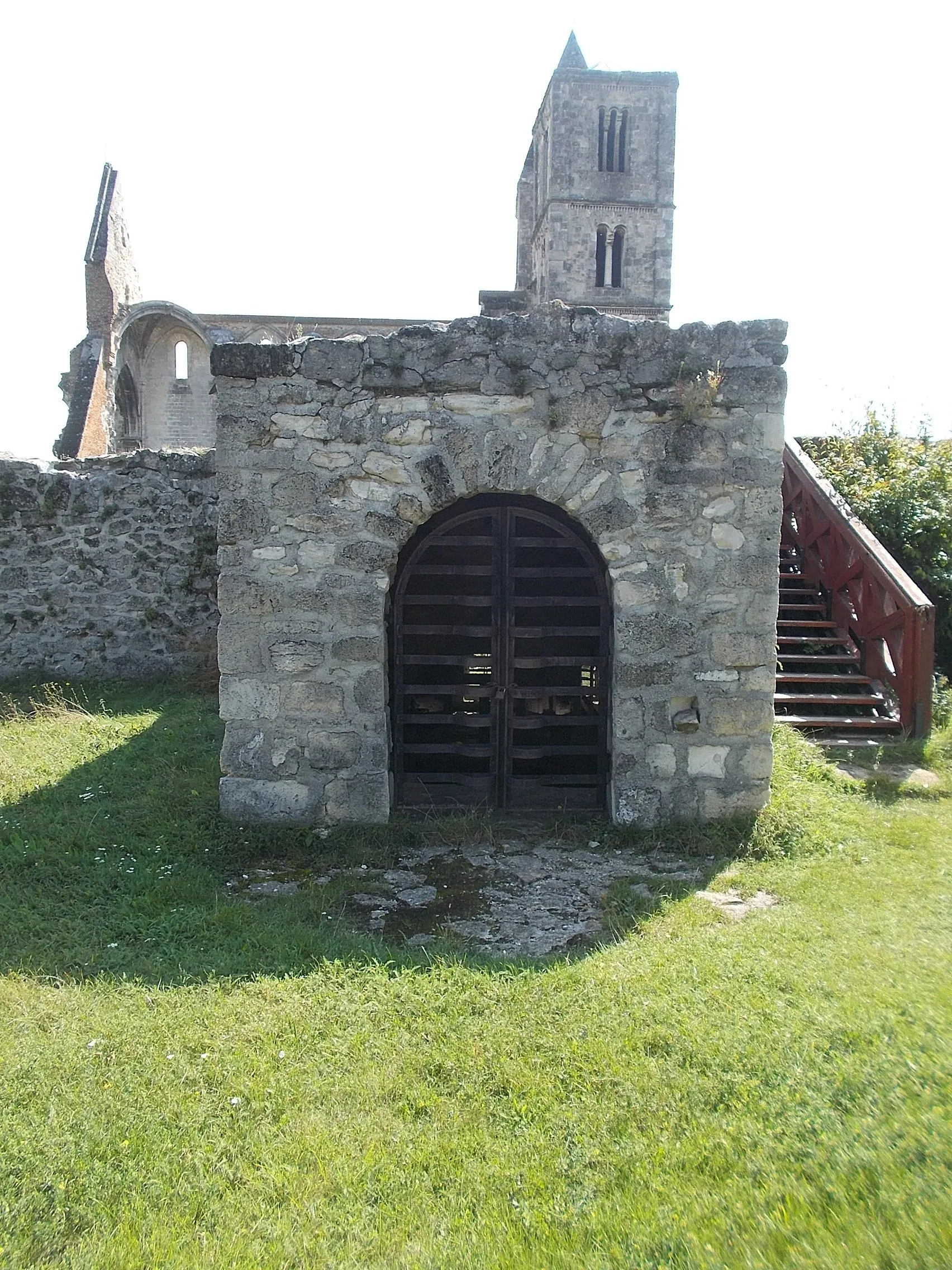 Photo showing: : Premonstratensian monastery 'apartment' ruin now Lapidary at back the monastery church - Corvin János street, Zsámbék, Pest County, Hungary.