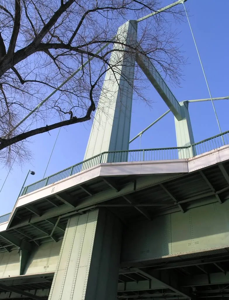 Photo showing: Typisch für die Nachkriegsversion der Mülheimer Brücke in Köln: der Fuß- und Radweg um die Pfeiler herumgeführt.