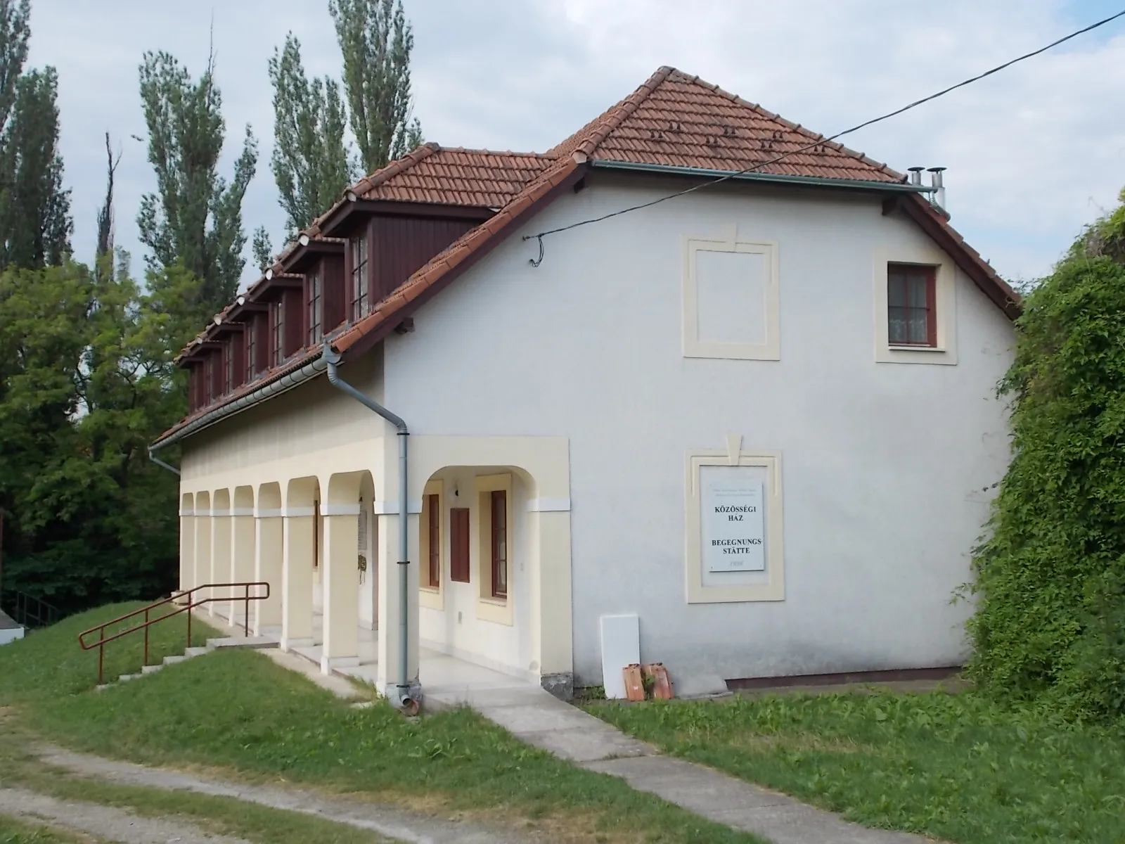 Photo showing: : Culture House of the local German minority cultural association former Ethnographic exhibition place origin built to like a typical Serbian serf? plots. - 48 Kossuth Street, Pomáz, Pest County, Hungary.