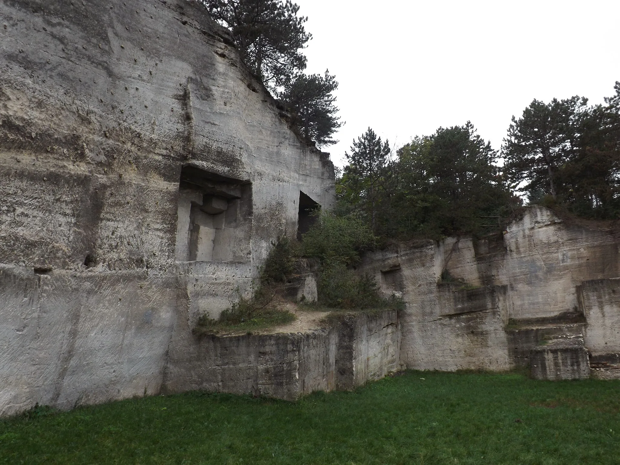 Photo showing: former limestone quarry in Diósd