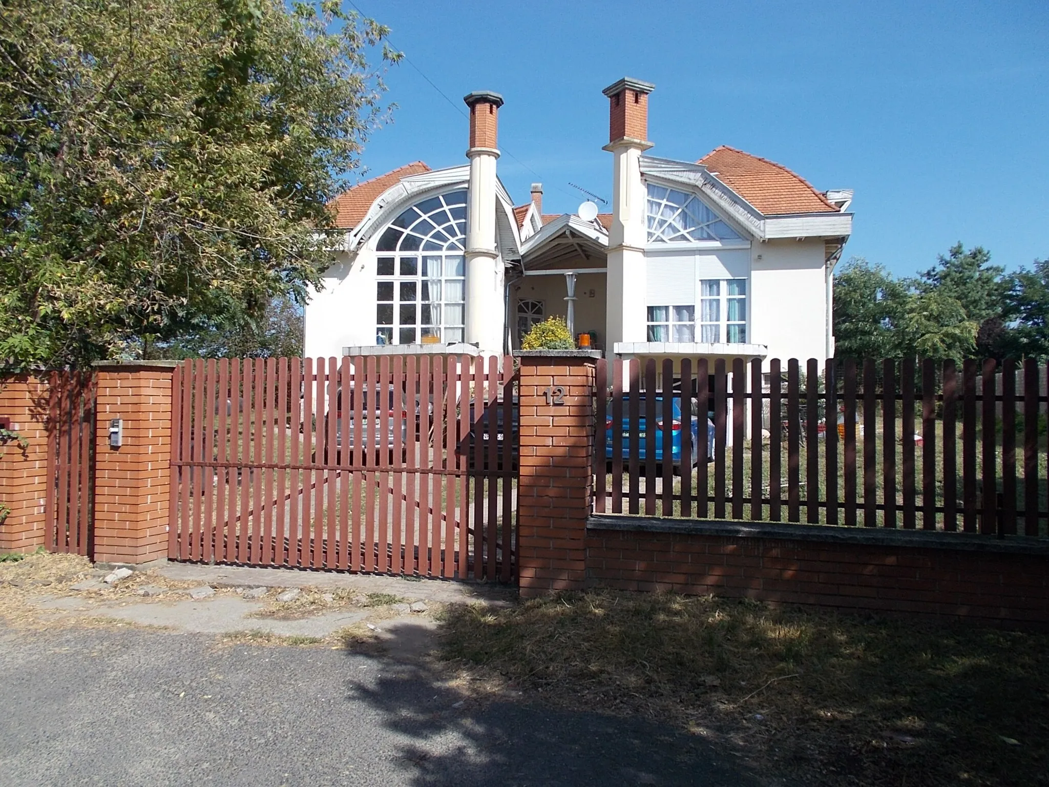 Photo showing: : Interesting shape - 12 Petőfi Sándor Street, Fót, Pest County, Hungary.