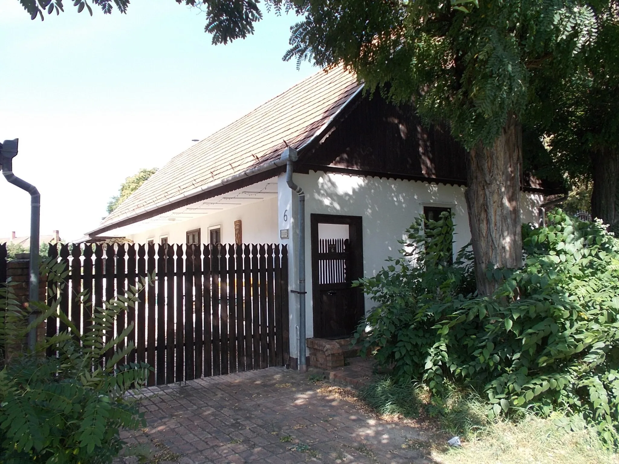 Photo showing: : House with porch - 6 Petőfi Sándor Street, Fót, Pest County, Hungary.
