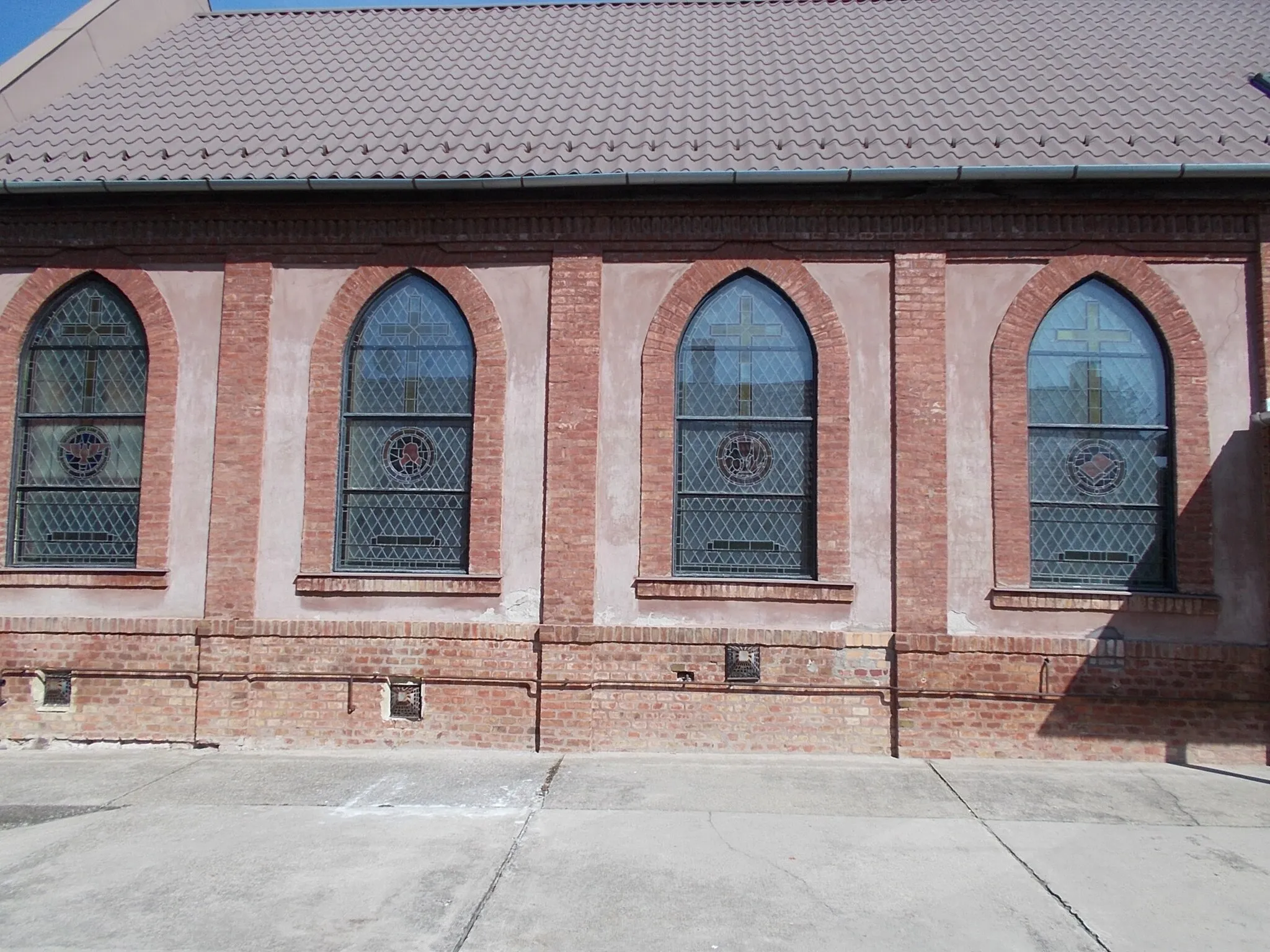 Photo showing: : Baptist Church (Prayer House), S SW side. Built in 1914. Stained glass windows 1959 by Jenő Dobner Béla and Copp - 3 Deák Ferenc Street, Fót, Pest County, Hungary.