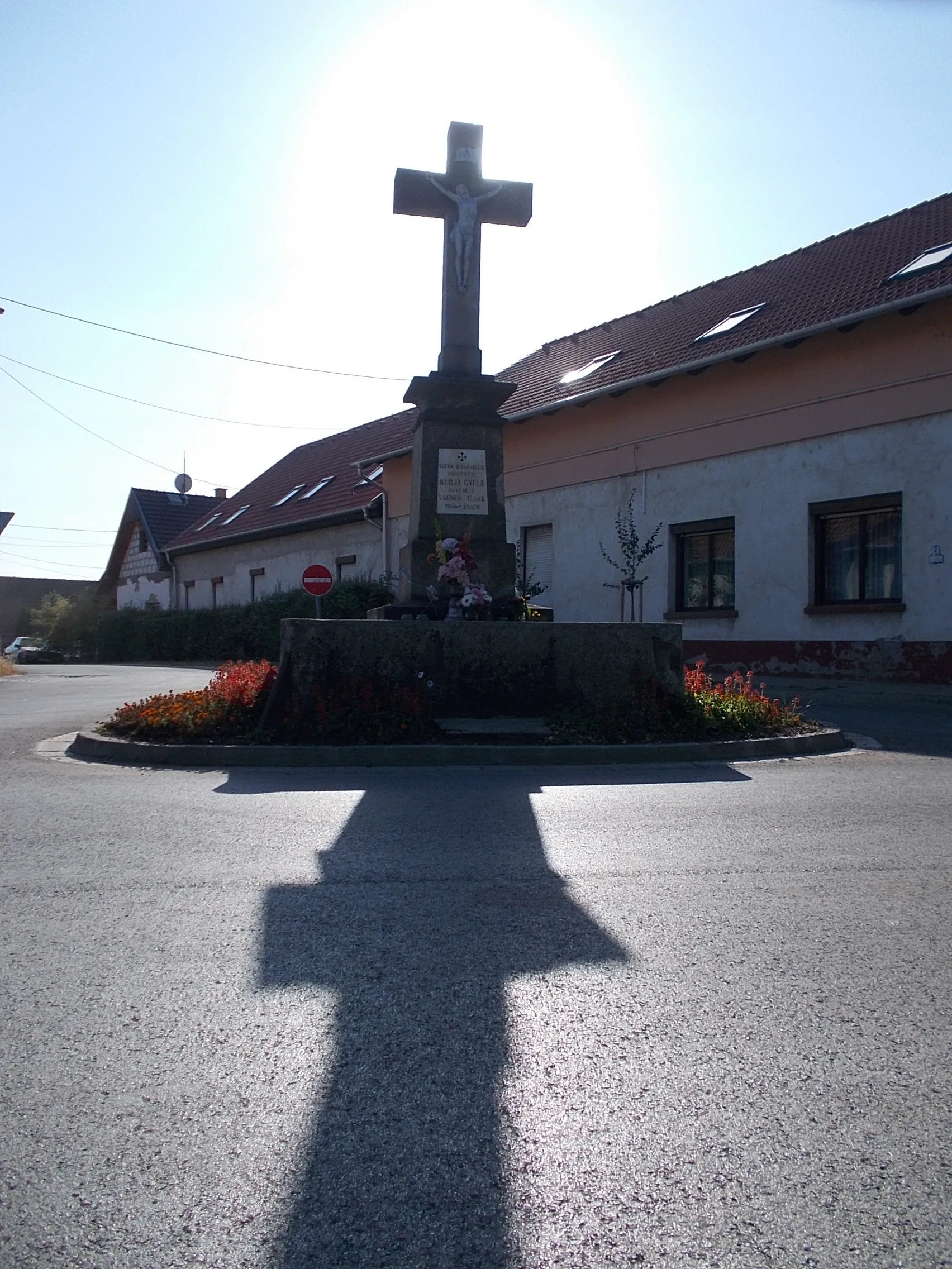 Photo showing: : Kurja-Vágner Crucifix 1918, roundabout - Ady Endre Street, Rákóczi Street,  Szent Imre Street, Fót, Pest County, Hungary.