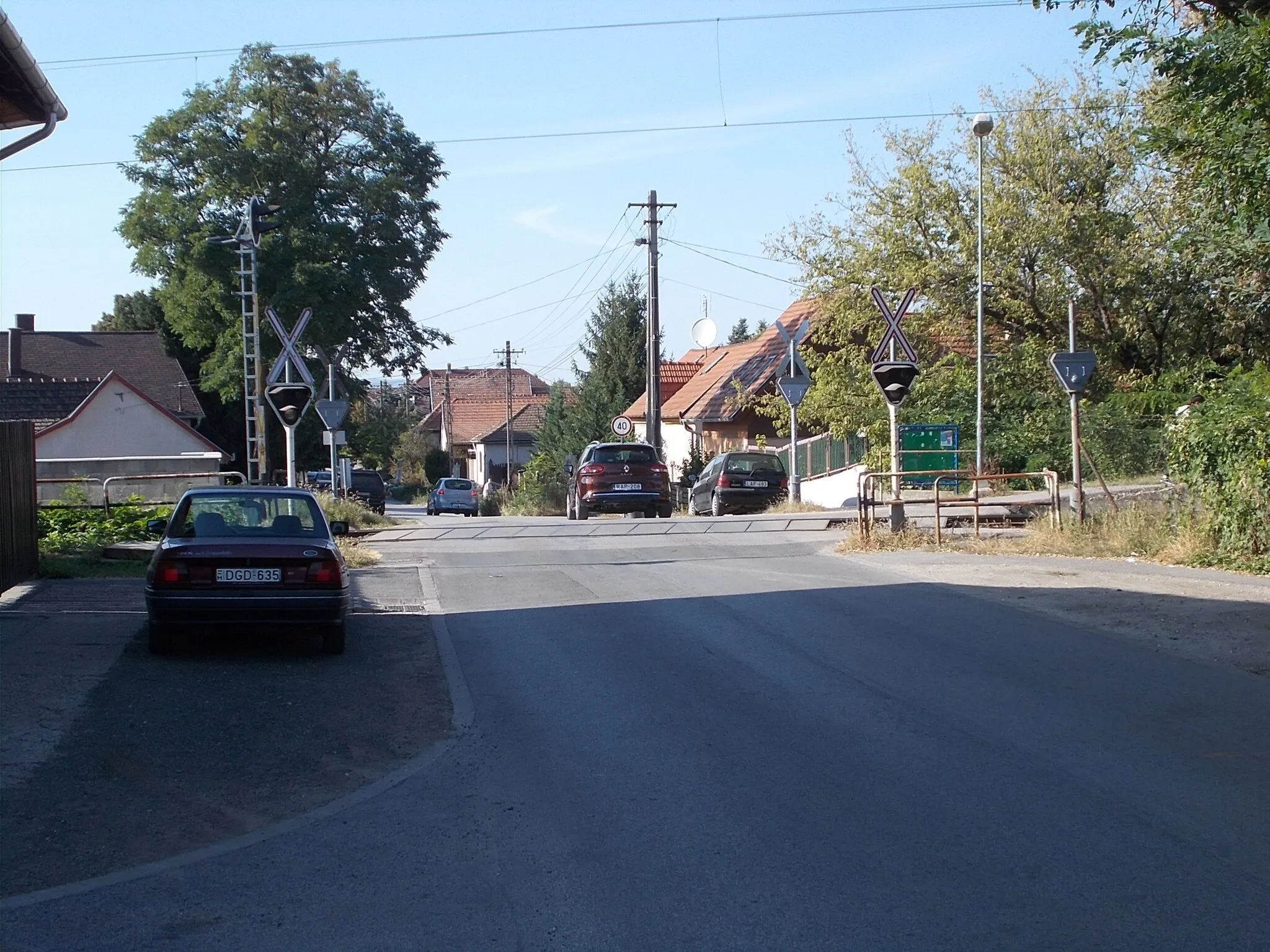 Photo showing: : Level crossing (Budapest–Vácrátót–Vác railway line) - Szent Imre Street, Fót, Pest County, Hungary.