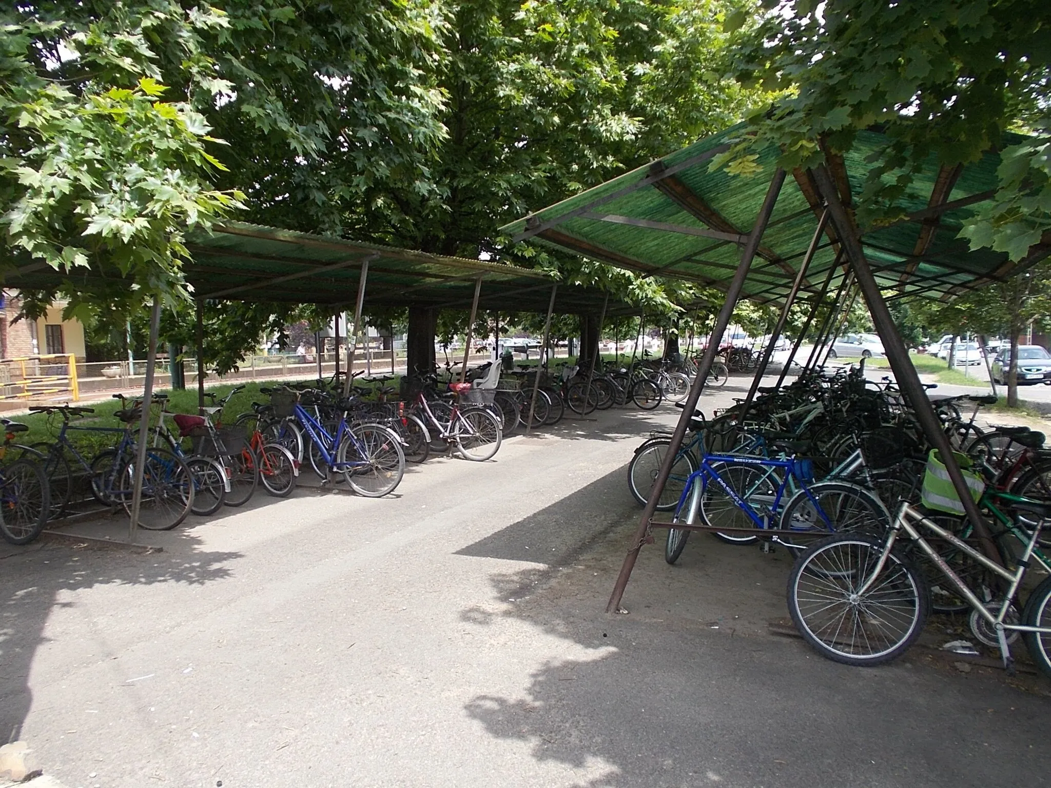 Photo showing: : Felsőgöd train stop, sheltered bicycle racks - Felsőgöd neighborhood, Göd, Pest County, Hungary