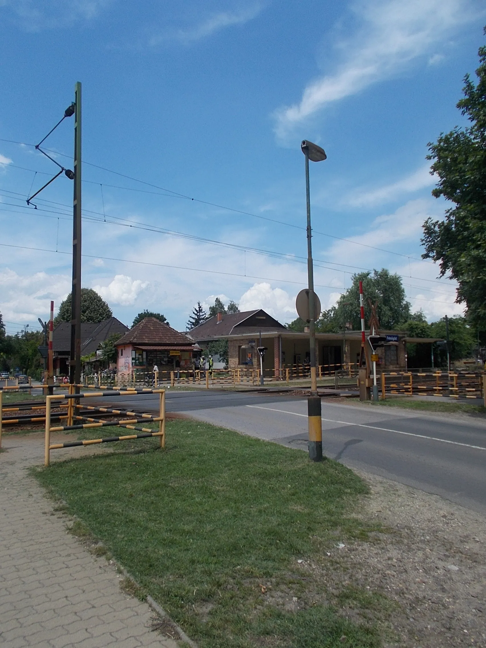 Photo showing: : Level crossing barrier at Felsőgöd train stop from Ady Endre Road - Ady Endre Road, Duna Road, Felsőgöd neighborhood, Göd, Pest County, Hungary.