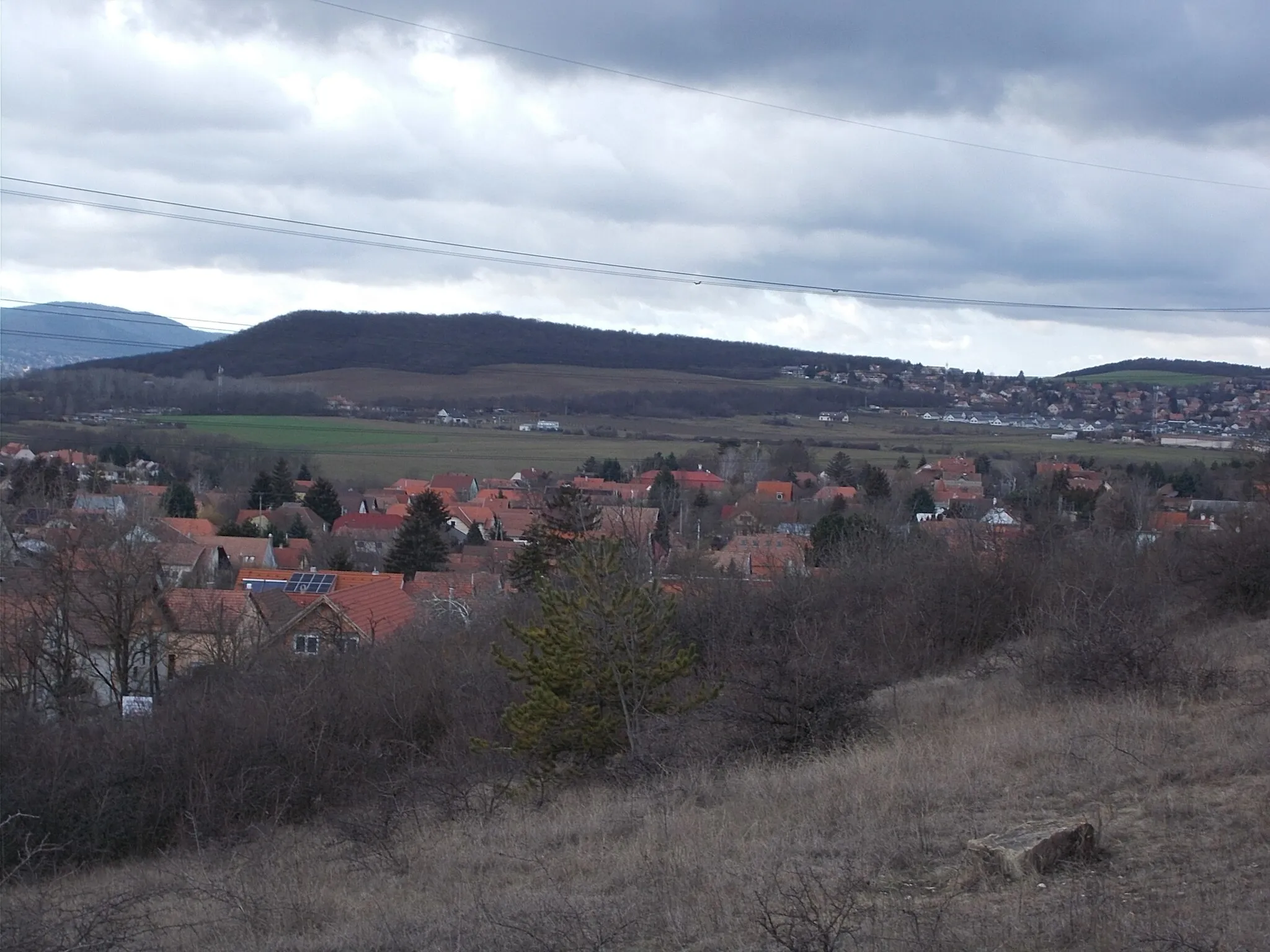 Photo showing: View to Köves-bérc (hill/peak) from nearby former Rókahegy Quarry, between Kőbánya Street and Rókahegyi Road, Üröm, Pest County, Hungary.