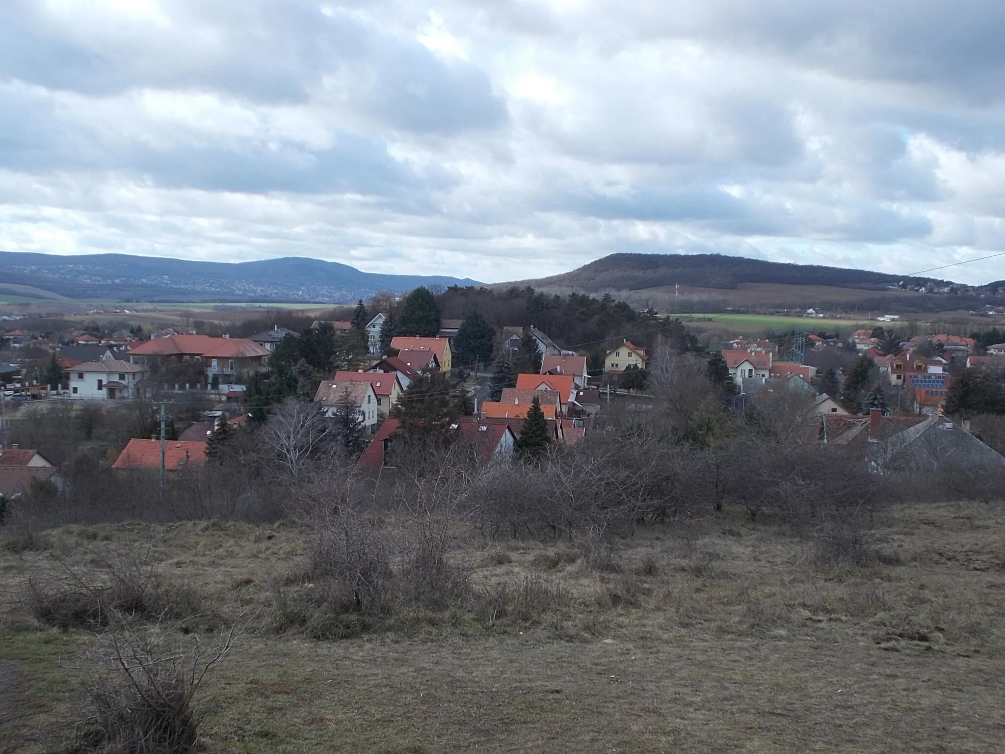 Photo showing: View to Kálváriadomb/Calvary Hill, at back right Kő-bérc (hill) from Kishegy (Kisdomb) nature protected area -Üröm, Pest County, Hungary.