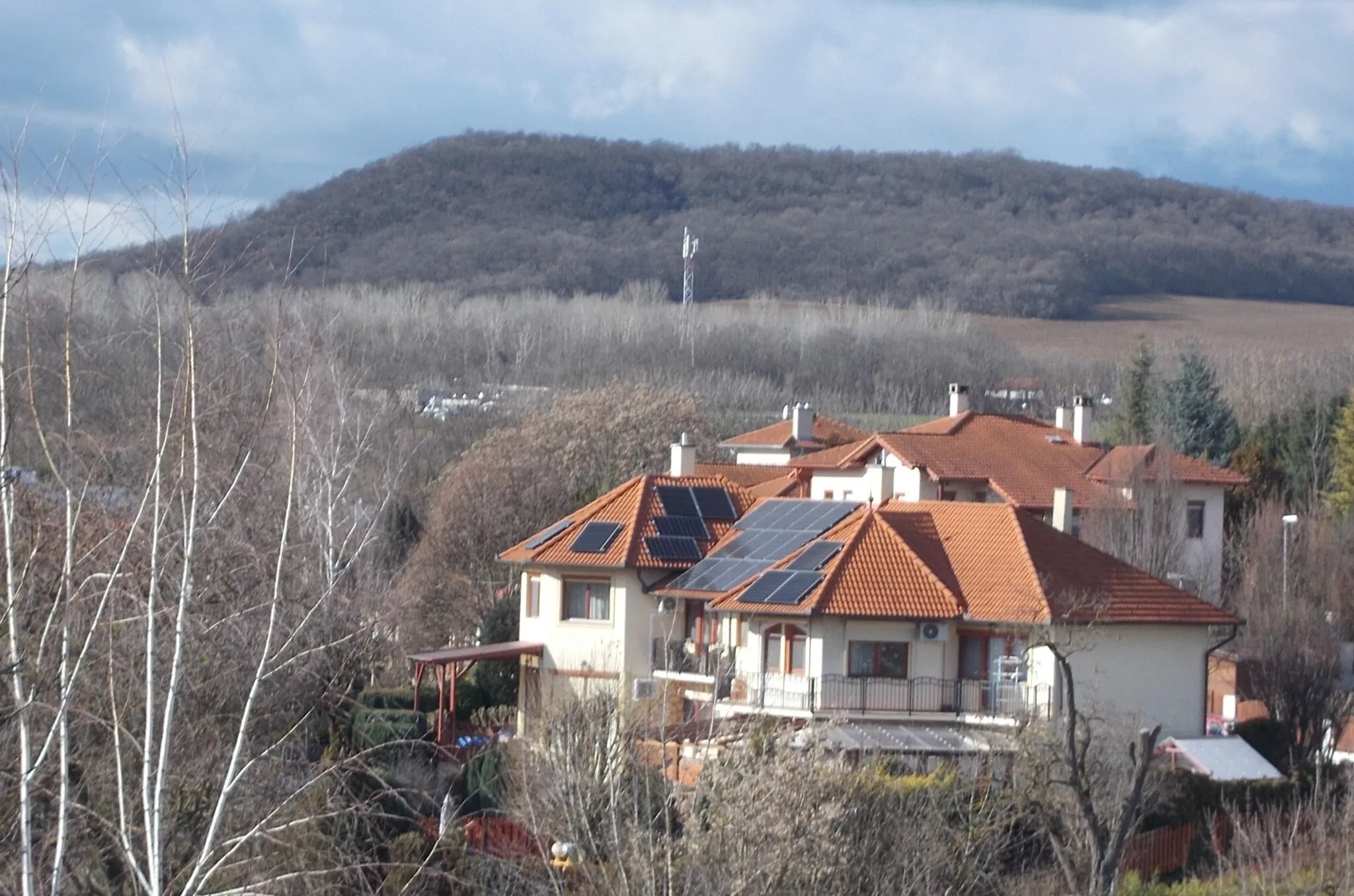 Photo showing: Mobile phone base station at Road 11101 close to theÜröm Animal Home (Dog Home?). At back the Köves-bérc (Köves Hill) 283 a.s.l.  - from Dózsa György Road (Road 1108), Üröm, Pest County, Hungary.