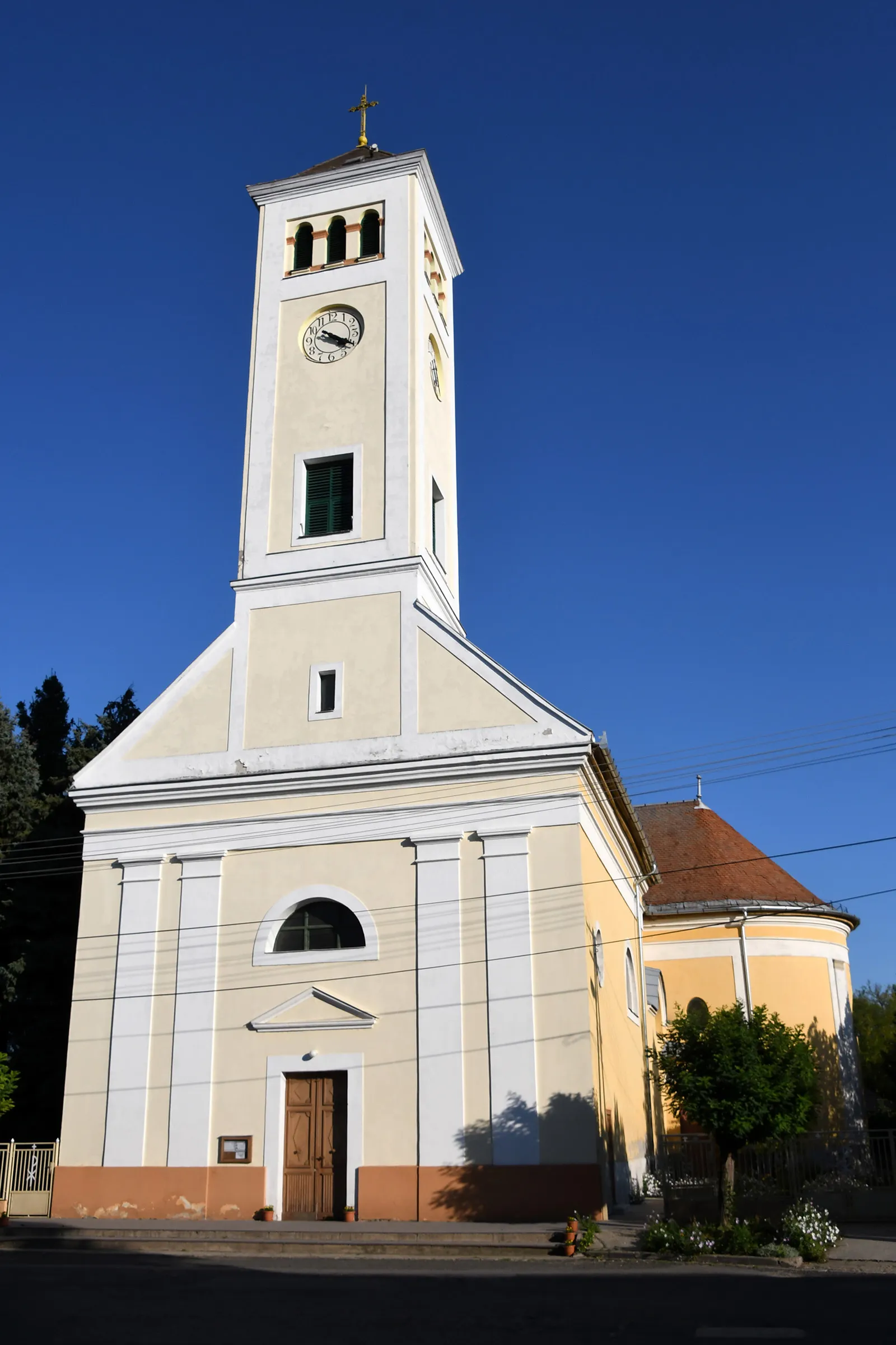 Photo showing: Roman Catholic church in Törtel, Hungary