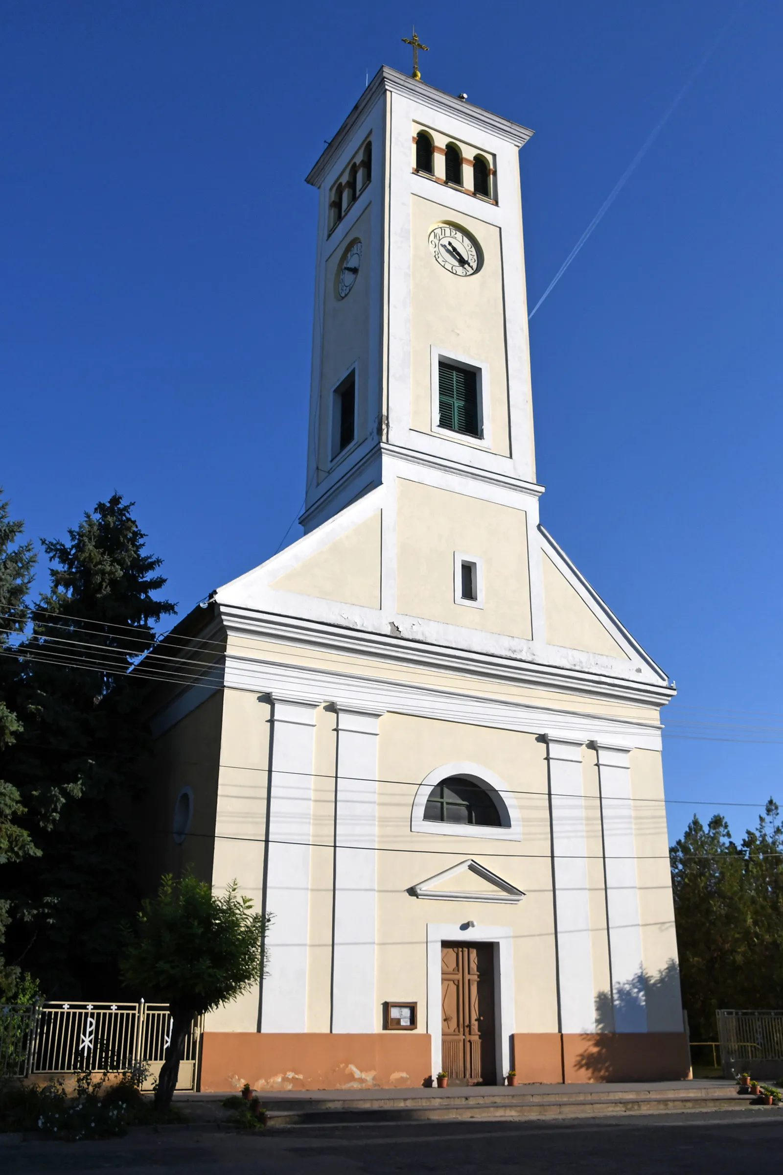 Photo showing: Roman Catholic church in Törtel, Hungary