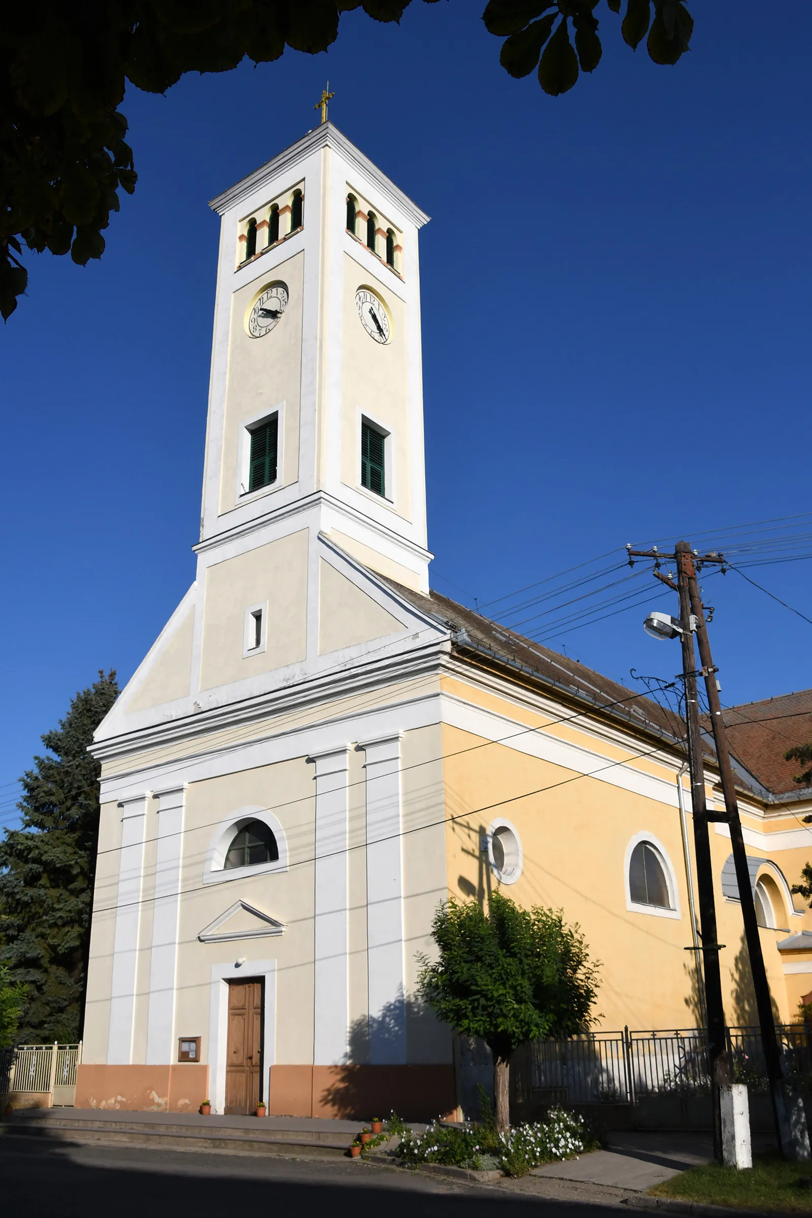 Photo showing: Roman Catholic church in Törtel, Hungary