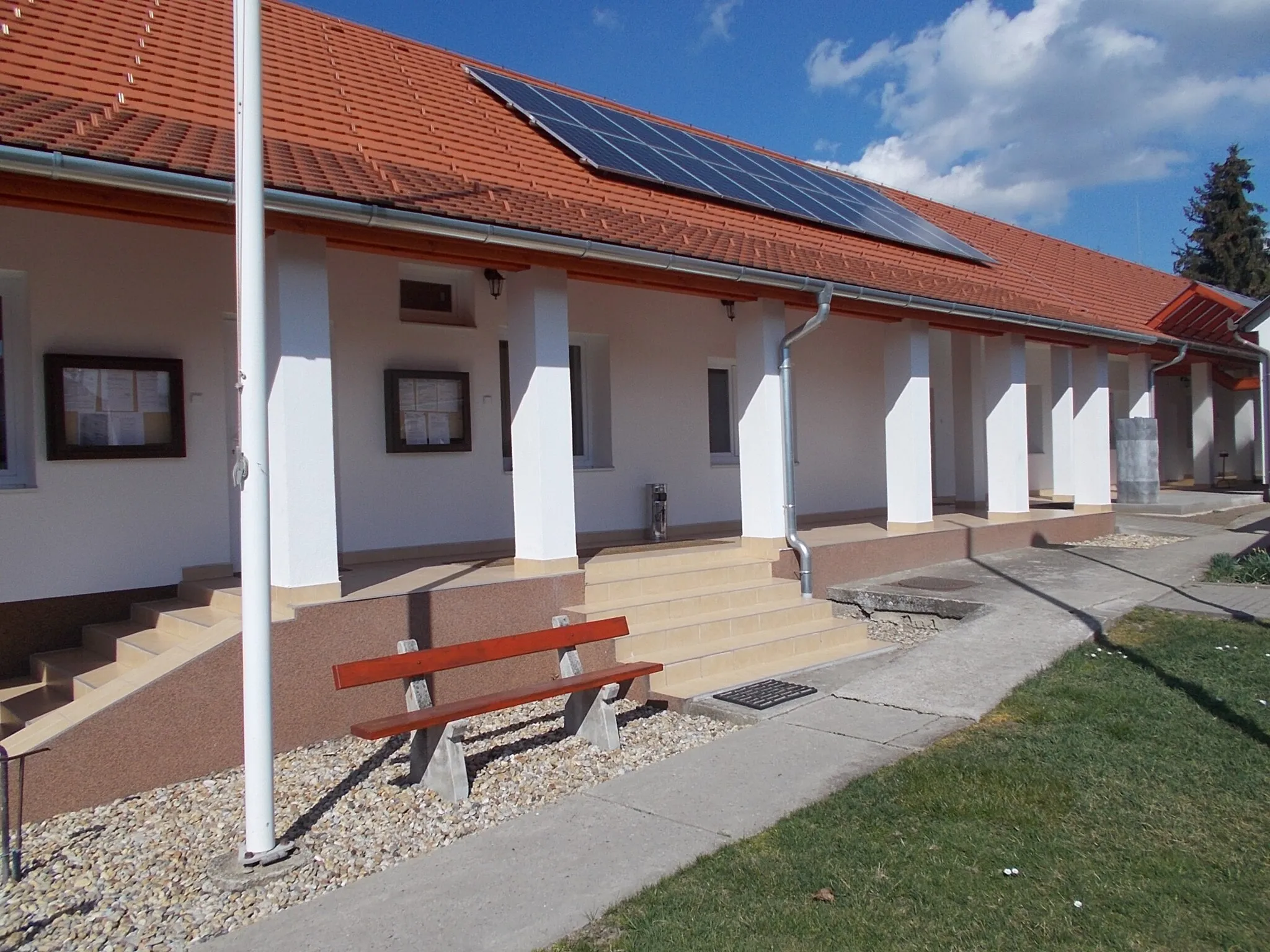 Photo showing: Village house, Partly Bényei Branch Office of the Joint Local Government Office of Gombai event venue? exhibition venue? - 74 Fő Road (Road 3112), Bénye, Pest County, Hungary.