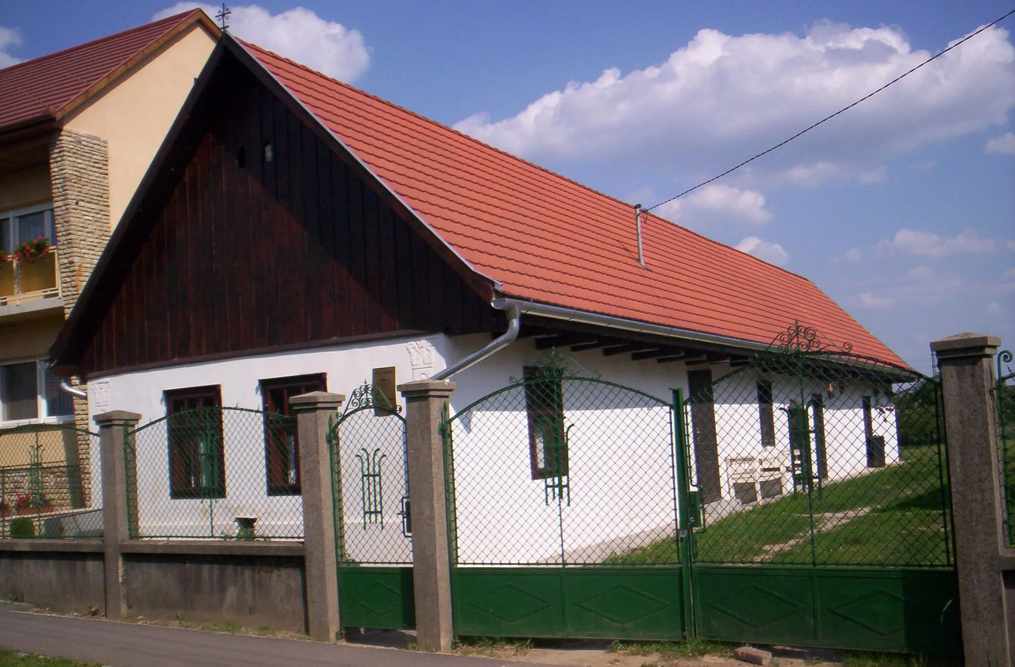 Photo showing: Village-house in Ecser.