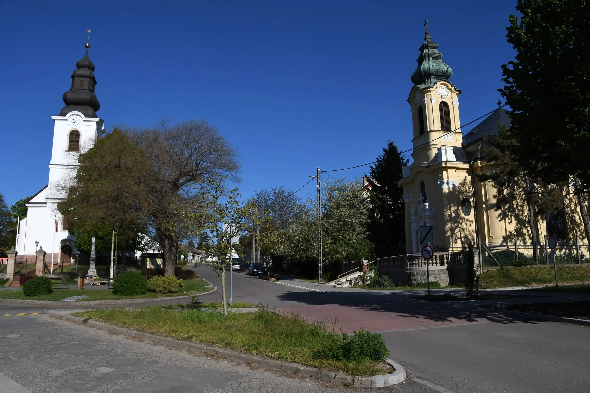 Photo showing: Center of Gomba, Hungary with the Reformed and Roman Catholic churches