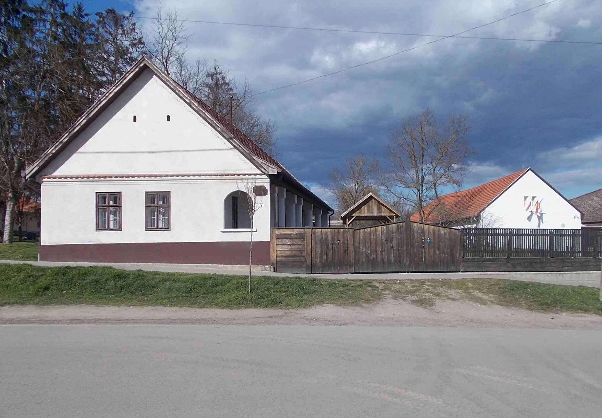 Photo showing: Region house. Built in 1890 to János Rostás Local grade listed - 4 Bajcsy-Zsilinszky Street, Gomba, Pest County, Hungary