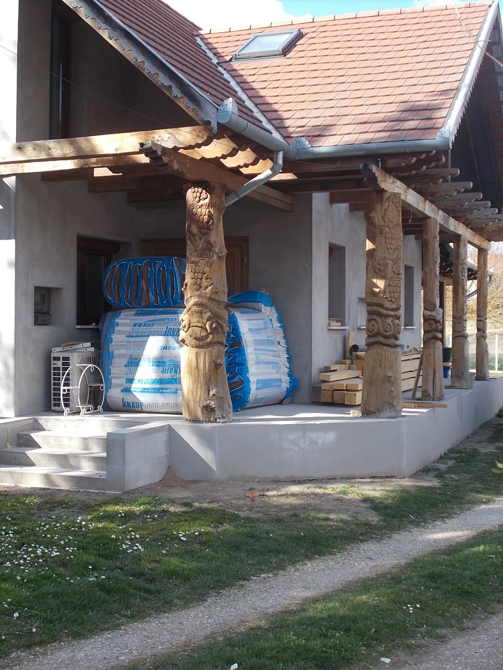 Photo showing: Tulip-patterned wooden gate, carved lacquered doorpost, porch columns of a family house and richly carved At the time of photography, the building was undergoing renovation and reconstruction - 24A Bajcsy-Zsilinszky Street, Gomba, Pest County, Hungary.