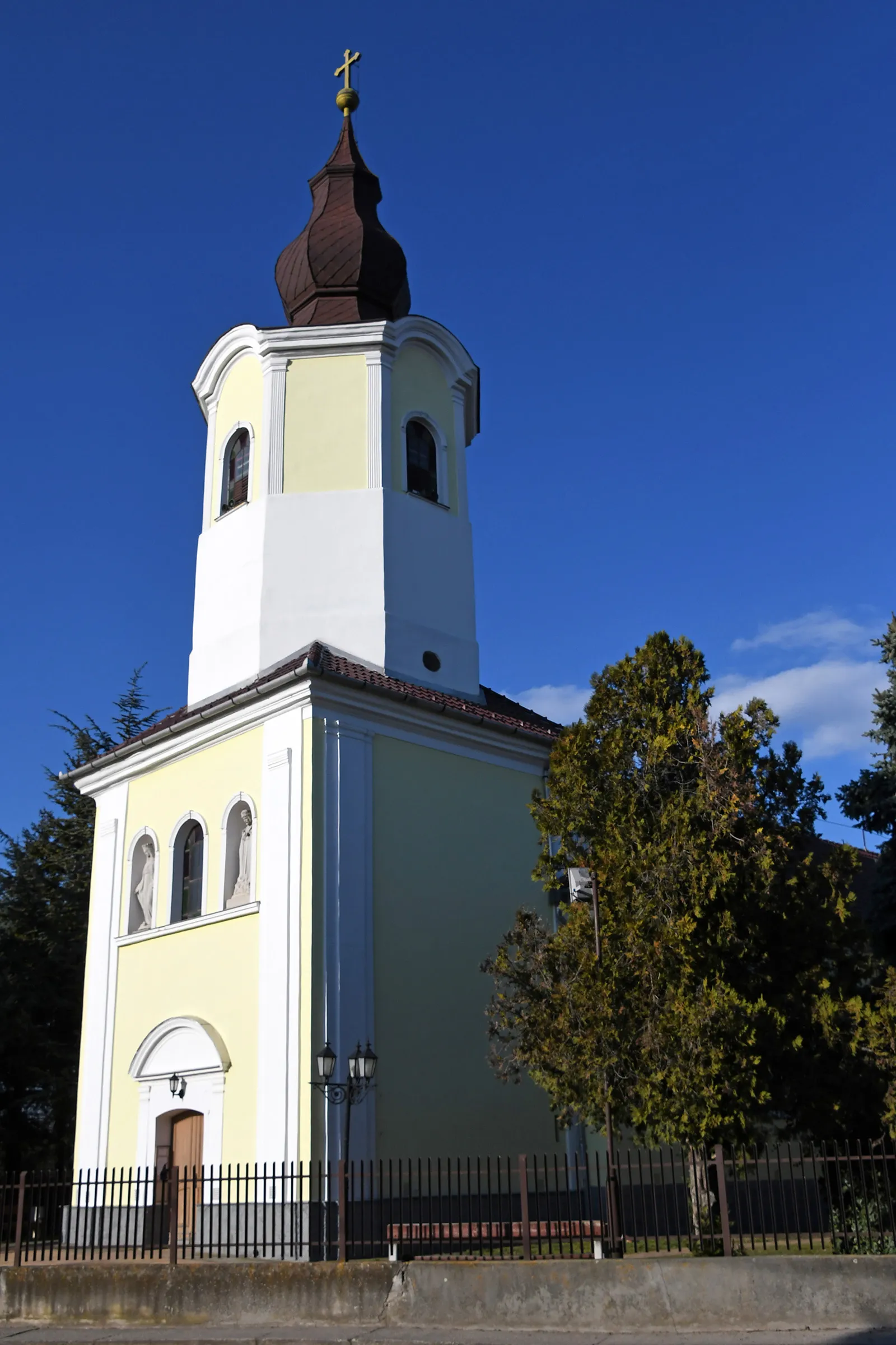 Photo showing: Saint Emeric church (Úri)