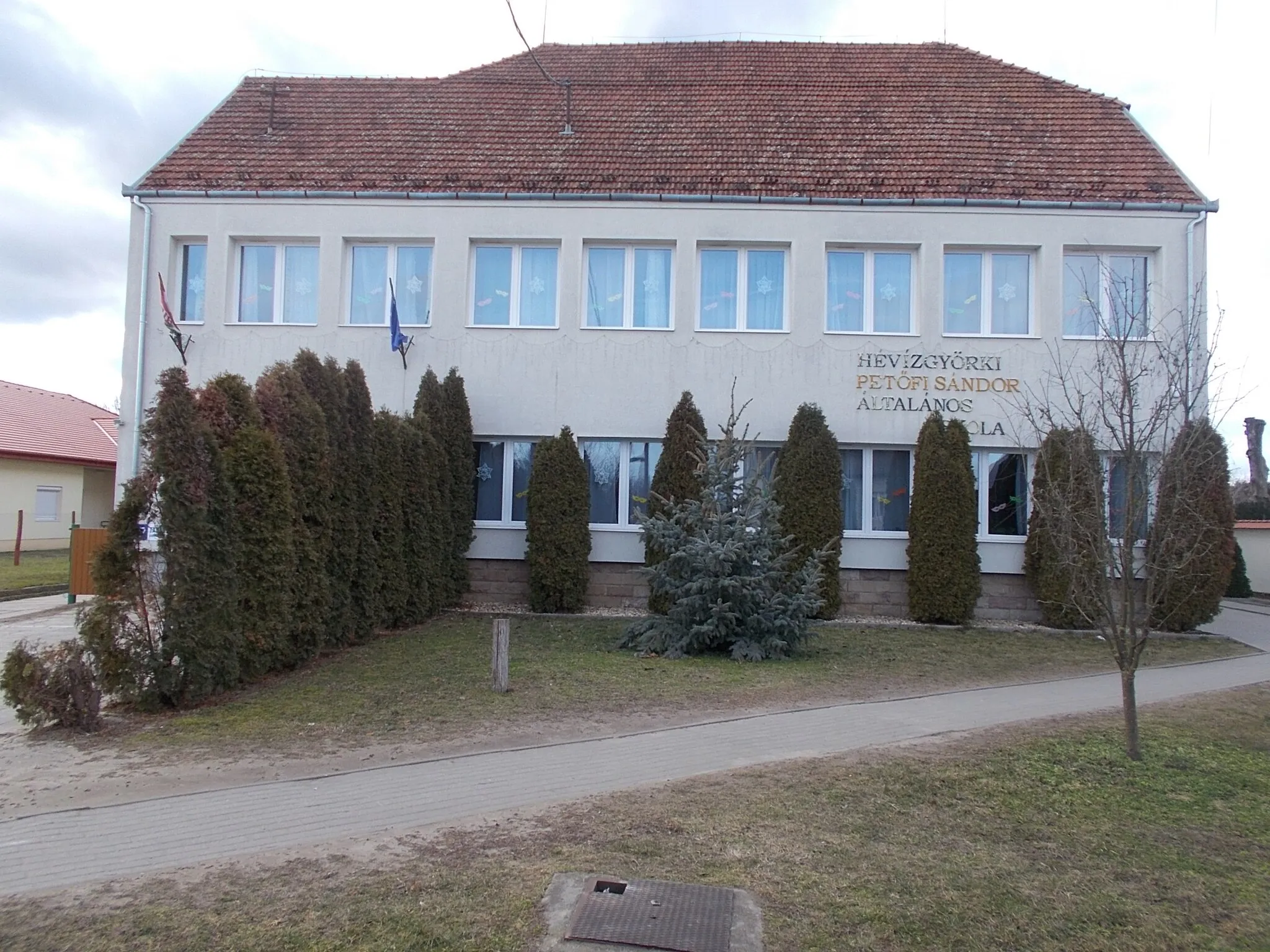 Photo showing: Petőfi Sándor Elementary School. Built/remodelled to current form in 1988 - 143 Ady Endre Street, Hévízgyörk, Pest County, Hungary