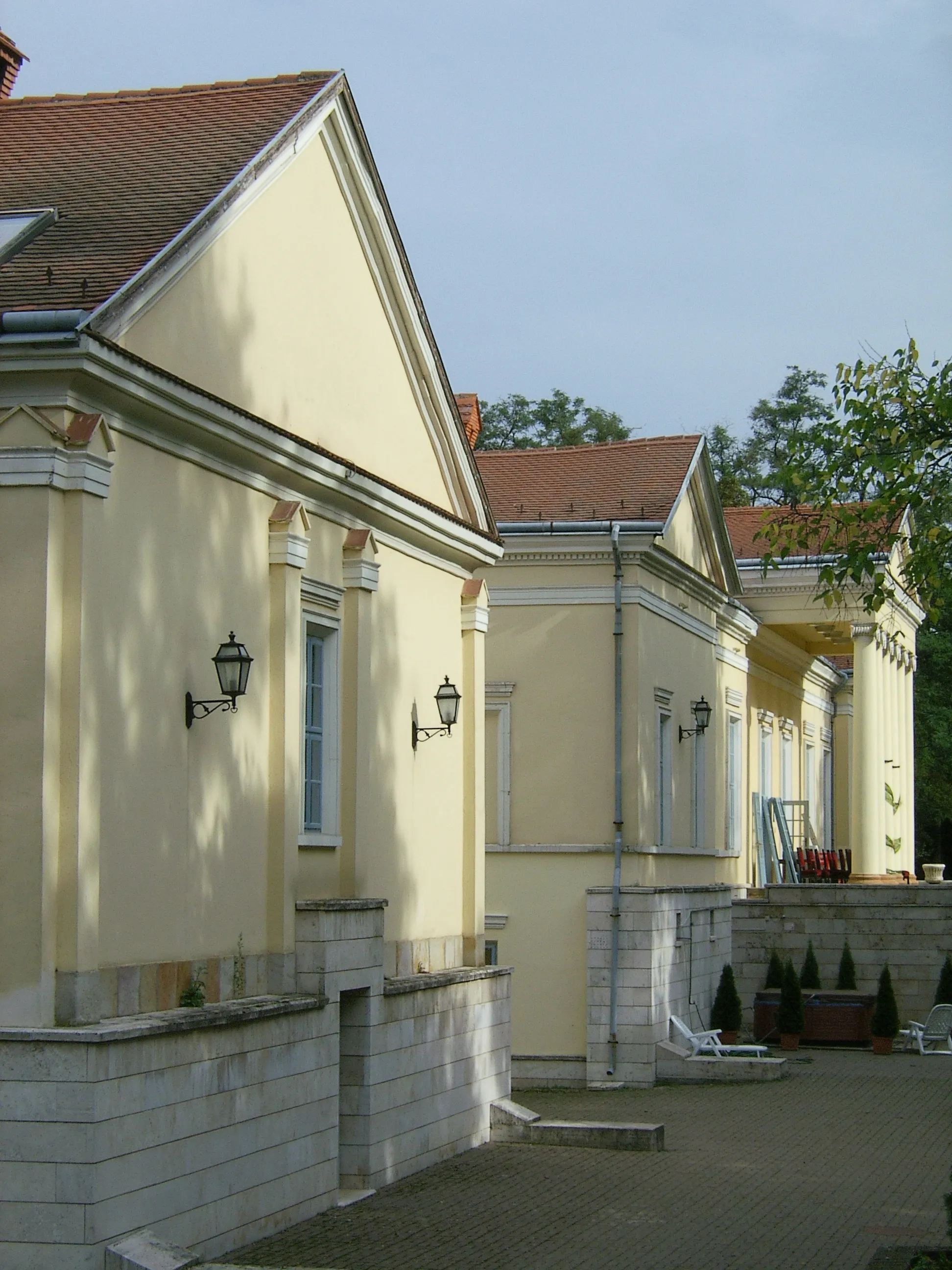 Photo showing: A Podmaniczky-kastély hátsó homlokzata Verseg-Fenyőharasztpusztán (Pest megye, Magyarország)