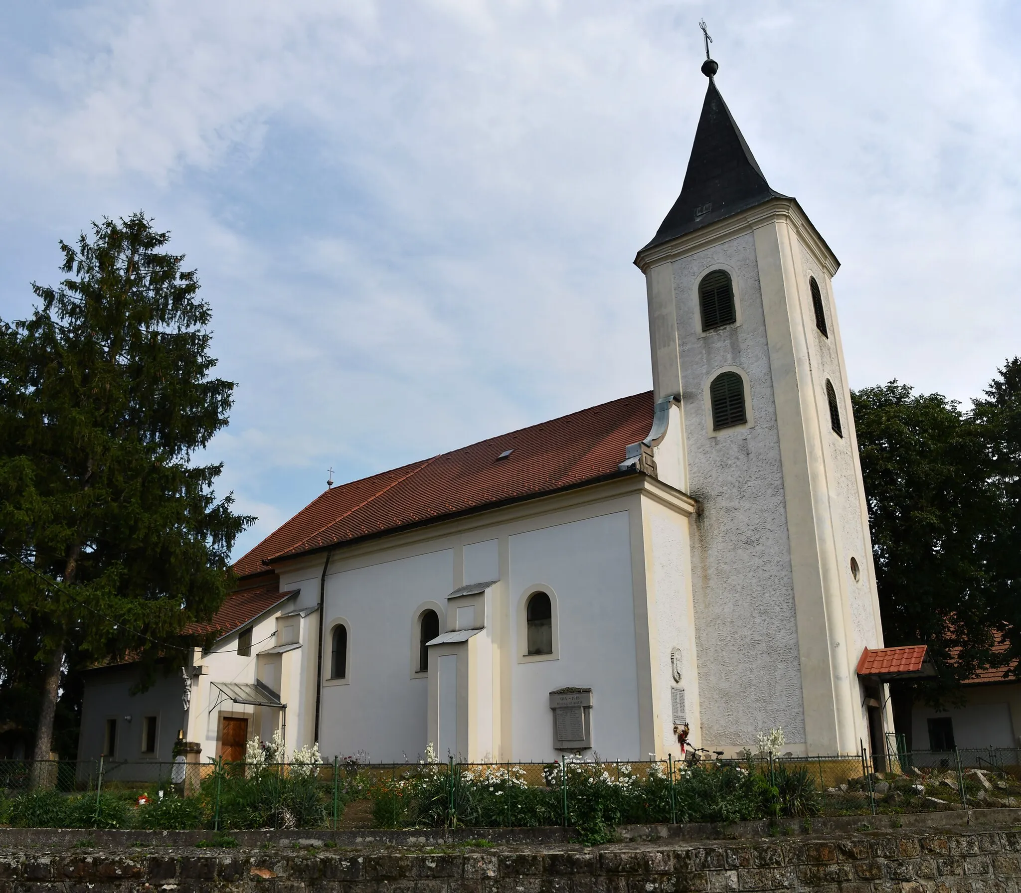 Photo showing: Roman Catholic church in Nőtincs, Hungary