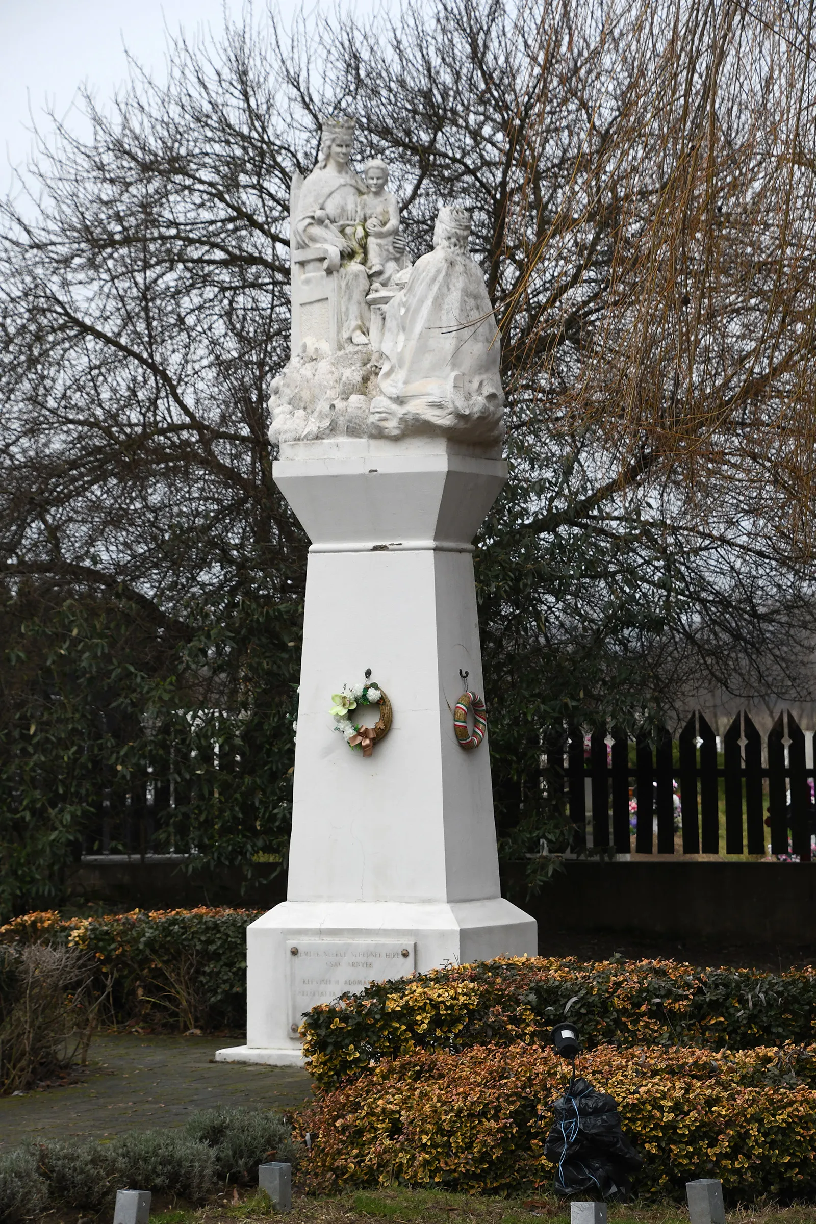 Photo showing: Offering of the Holy Crown of Hungary sculpture (Hugyag)