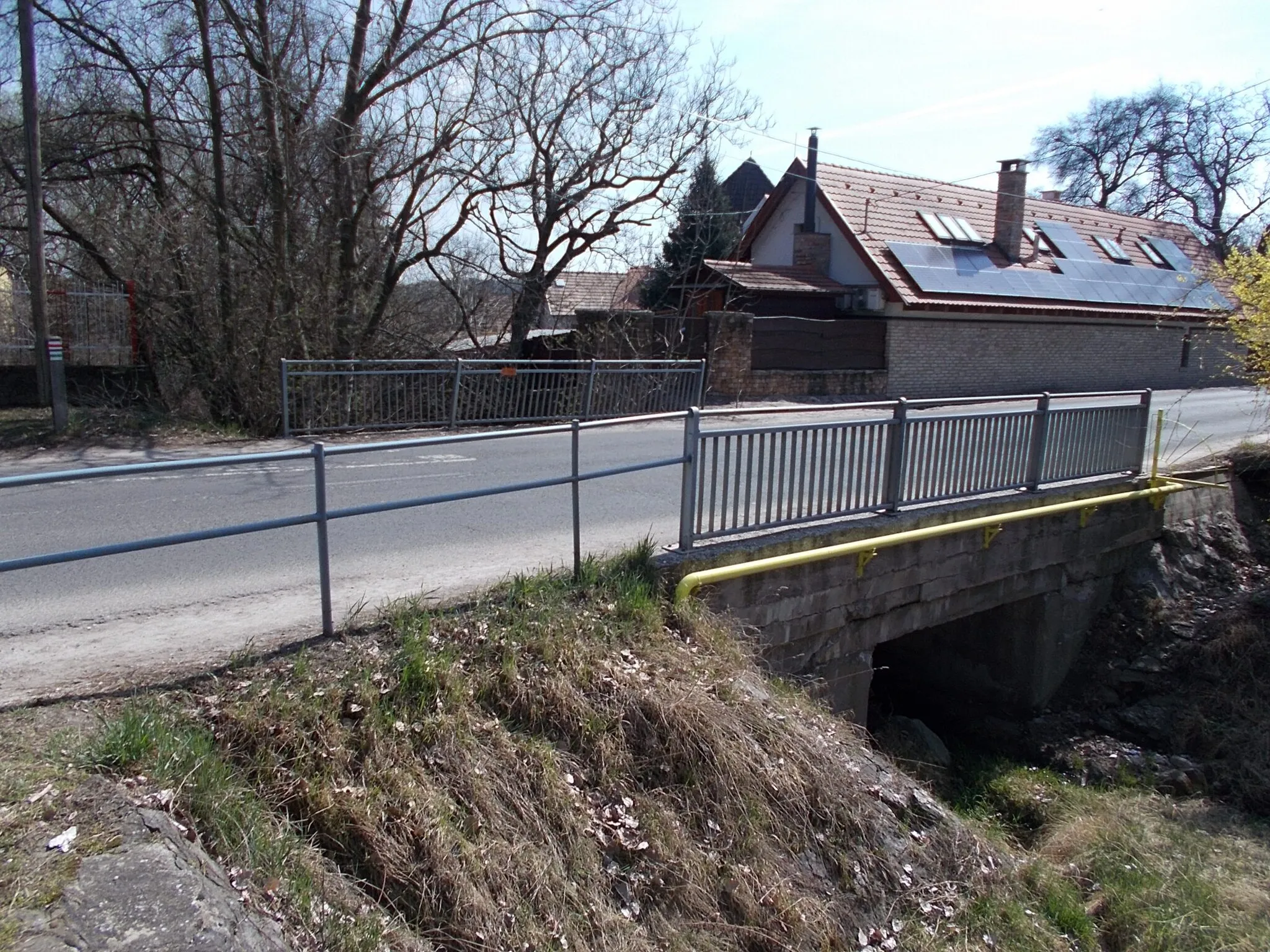 Photo showing: 'P 7008' bridge over Kanyargós Stream in Fő Road /part of varied walking and mountain biking trails/ or Szabadság Square (Route 11108), Pilisszentkereszt, Pest County, Hungary.