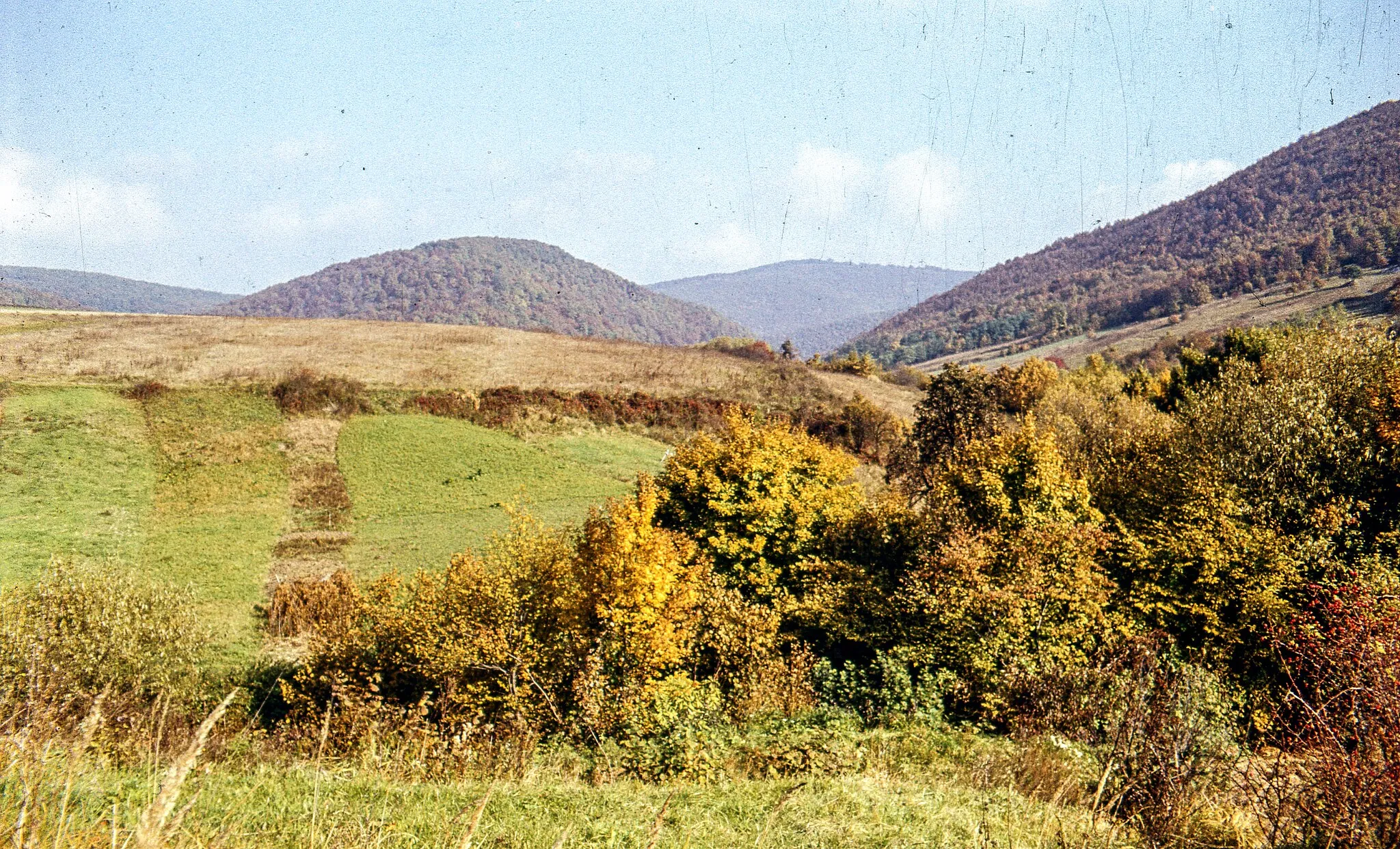 Photo showing: látkép a falu határából észak felé. Jobbra a Szent László-völgy, szemben a Kis-Pap-hegy.