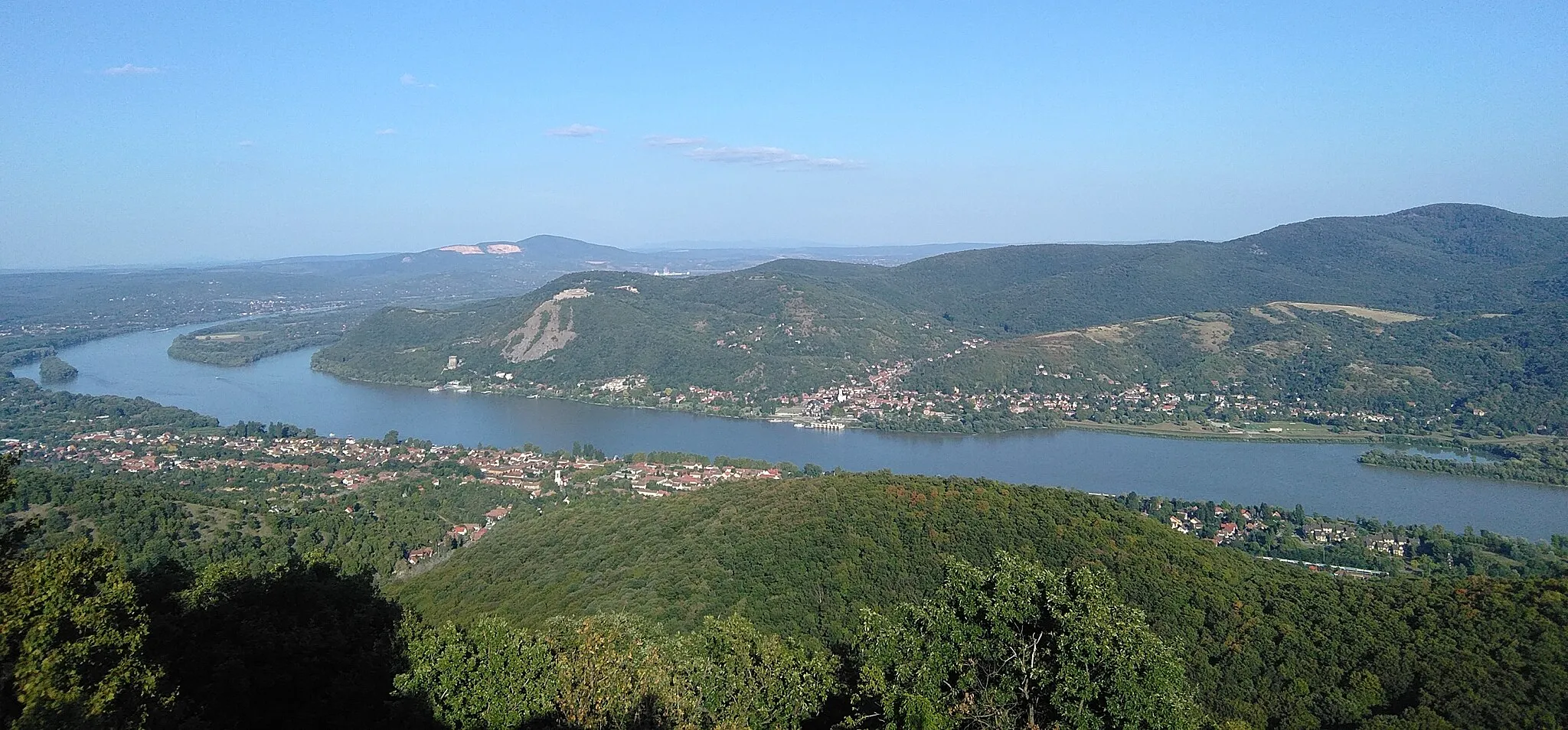 Photo showing: Kilátás a Julianus-kilátóból Nagymarosra és Visegrádra