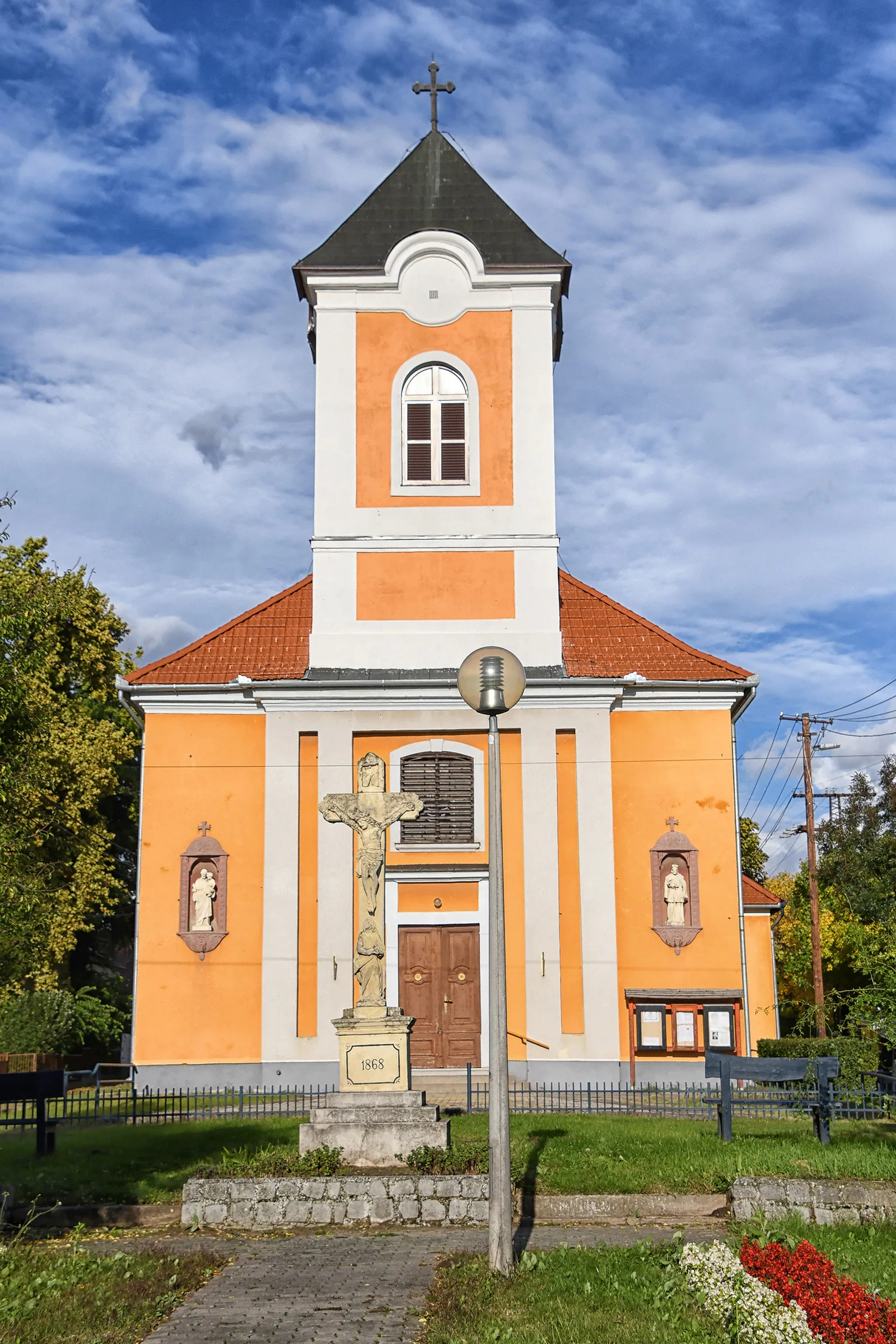 Photo showing: Roman Catholic church in Ceglédbercel