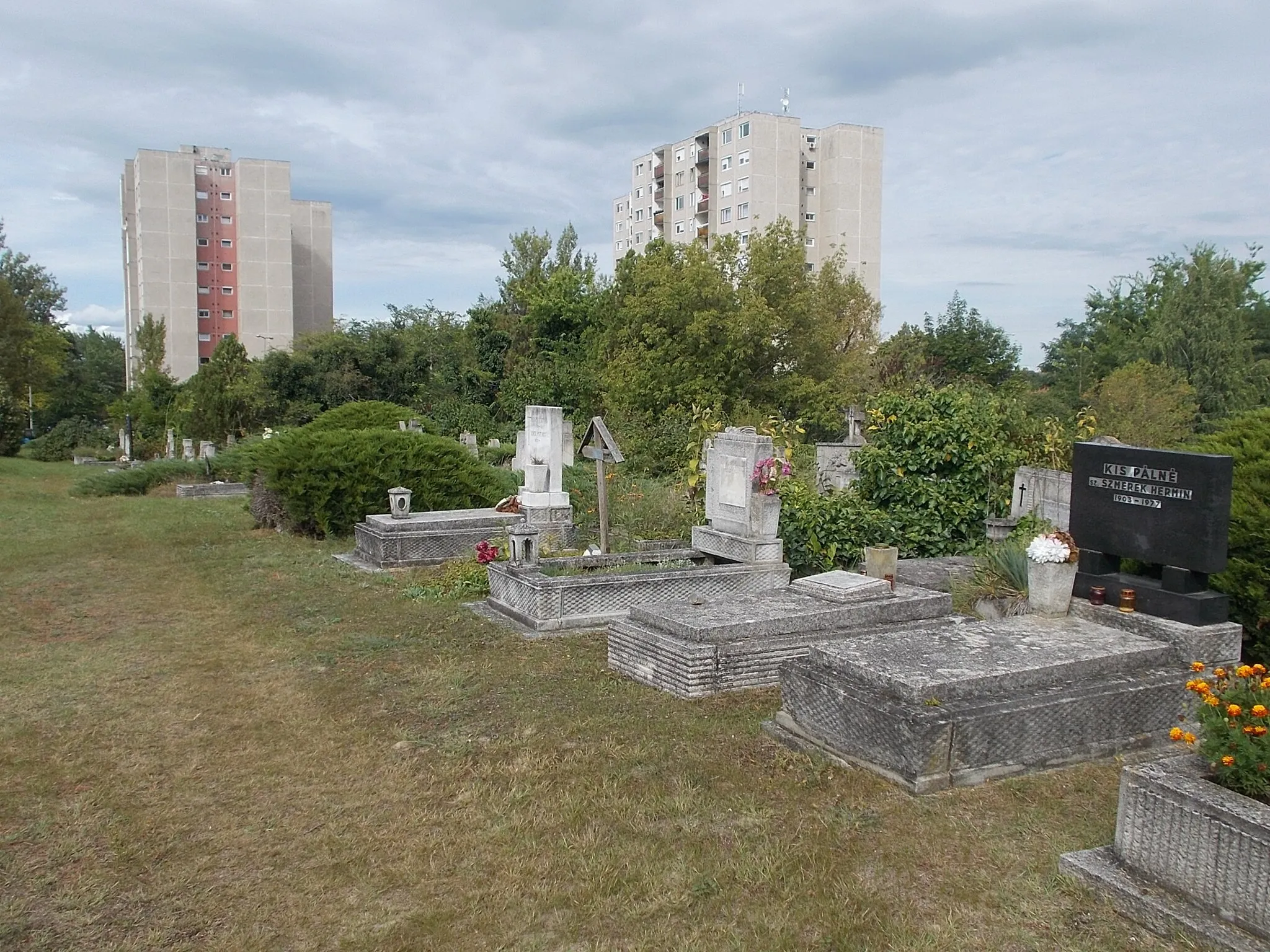 Photo showing: : Cemetery and housing estate - Dunakeszi, Pest County, Hungary.