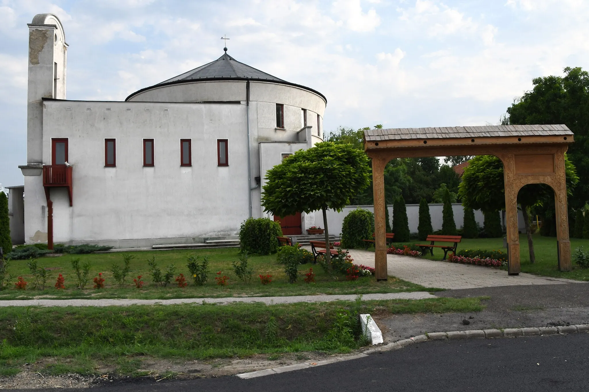 Photo showing: Roman Catholic church in Nyársapát, Hungary